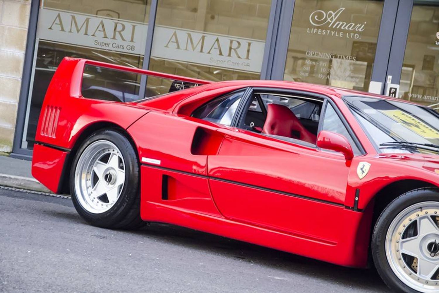 FERRARI F40 COUPE 2dr