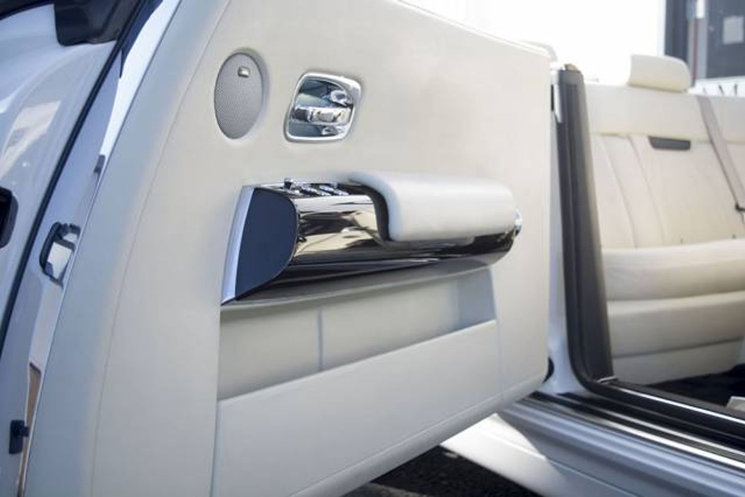 ROLLS-ROYCE PHANTOM DROPHEAD COUPE 2dr Auto
