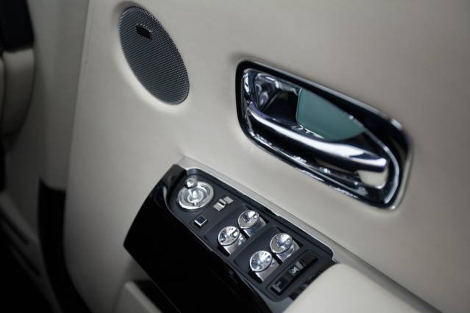 ROLLS-ROYCE PHANTOM DROPHEAD COUPE 2dr Auto