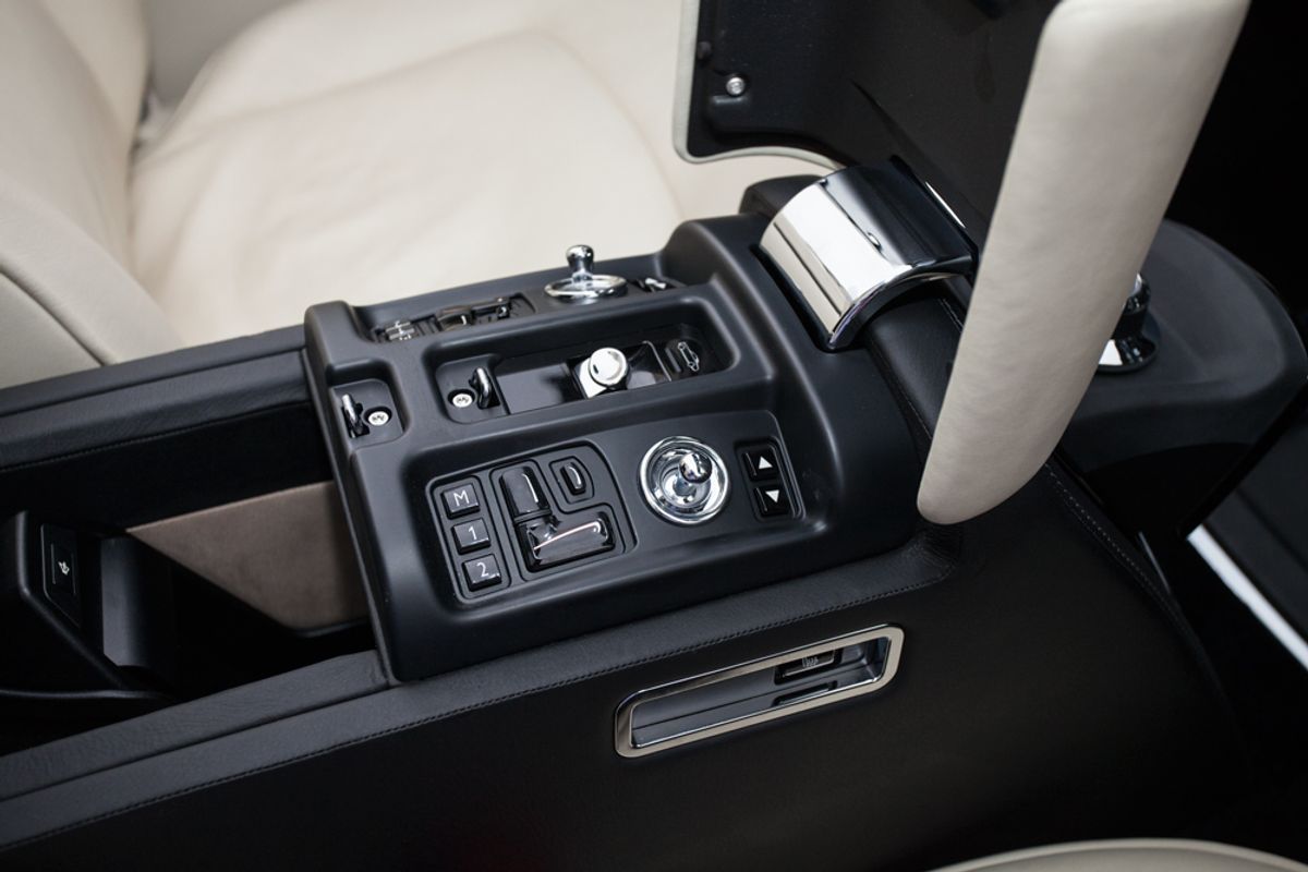 ROLLS-ROYCE PHANTOM DROPHEAD COUPE 2dr Auto