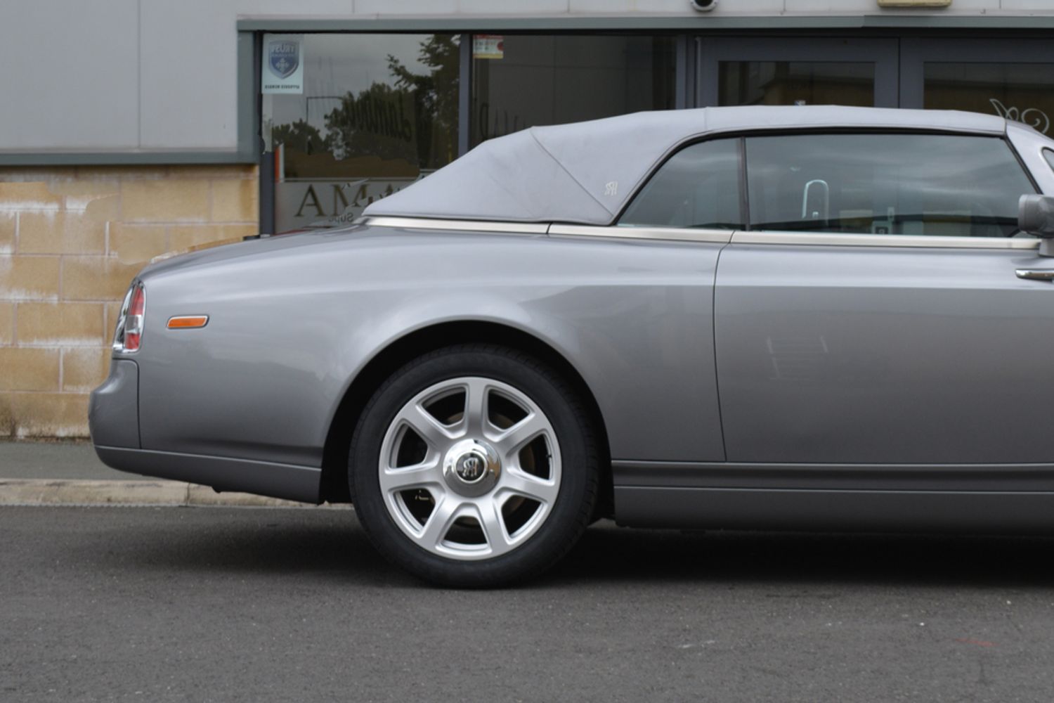 ROLLS-ROYCE PHANTOM DROPHEAD COUPE 2dr Auto