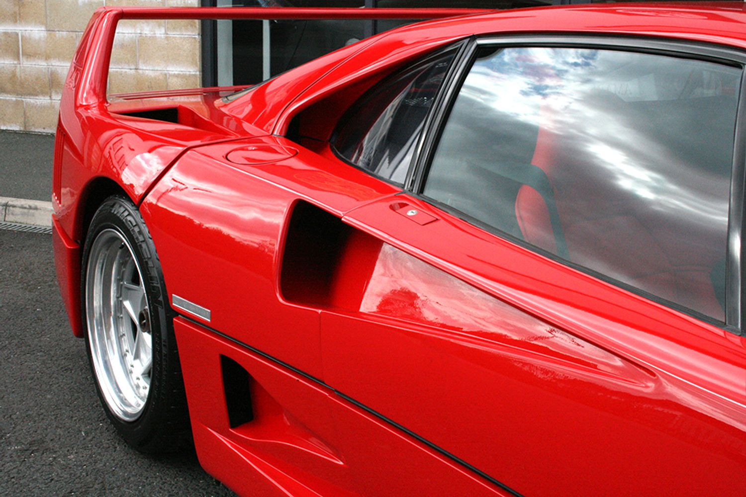 FERRARI F40 COUPE 2dr