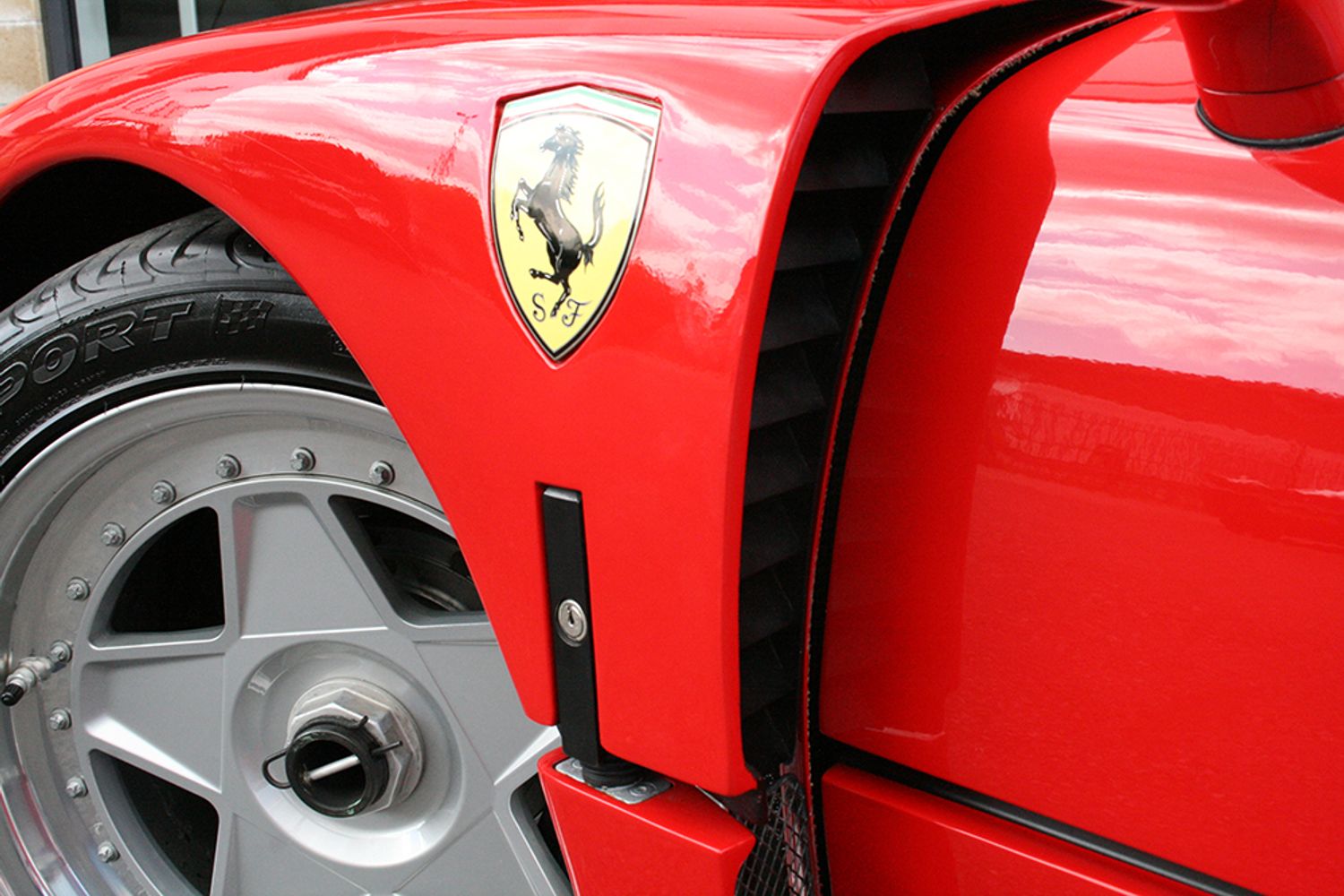 FERRARI F40 COUPE 2dr