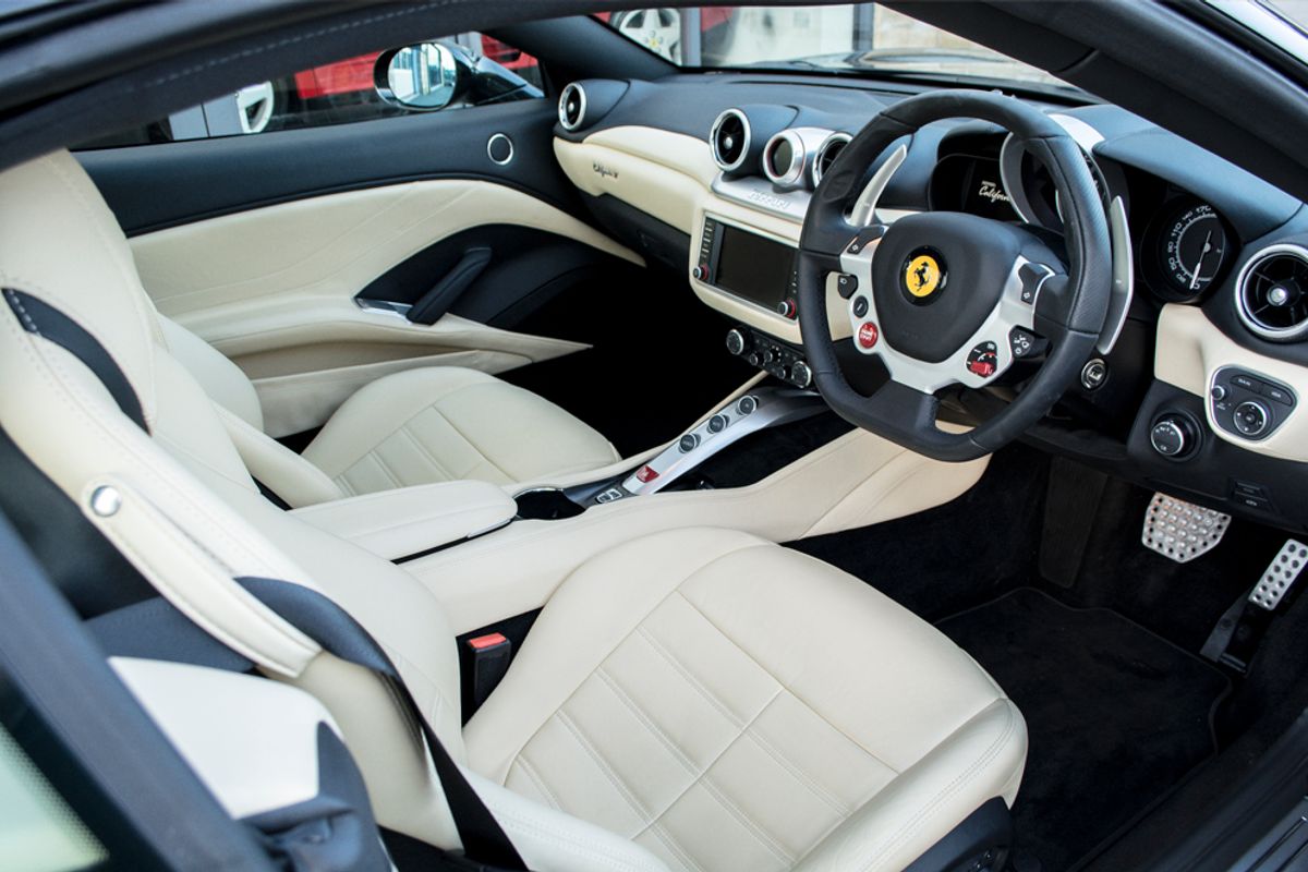 FERRARI CALIFORNIA CONVERTIBLE T Auto [HELE]