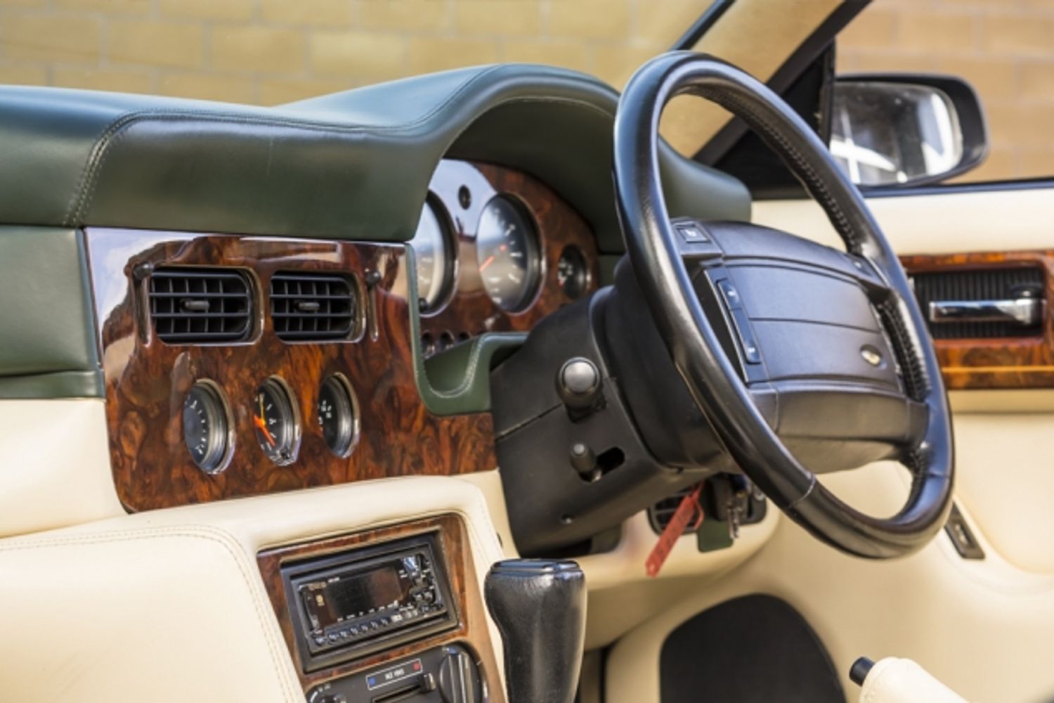 ASTON MARTIN VIRAGE CONVERTIBLE Volante Auto