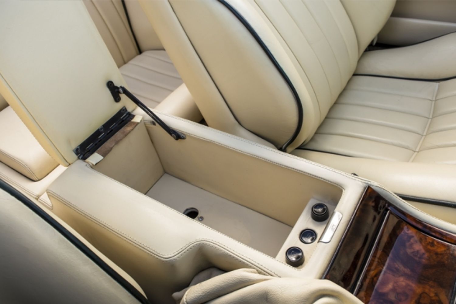 ASTON MARTIN VIRAGE CONVERTIBLE Volante Auto