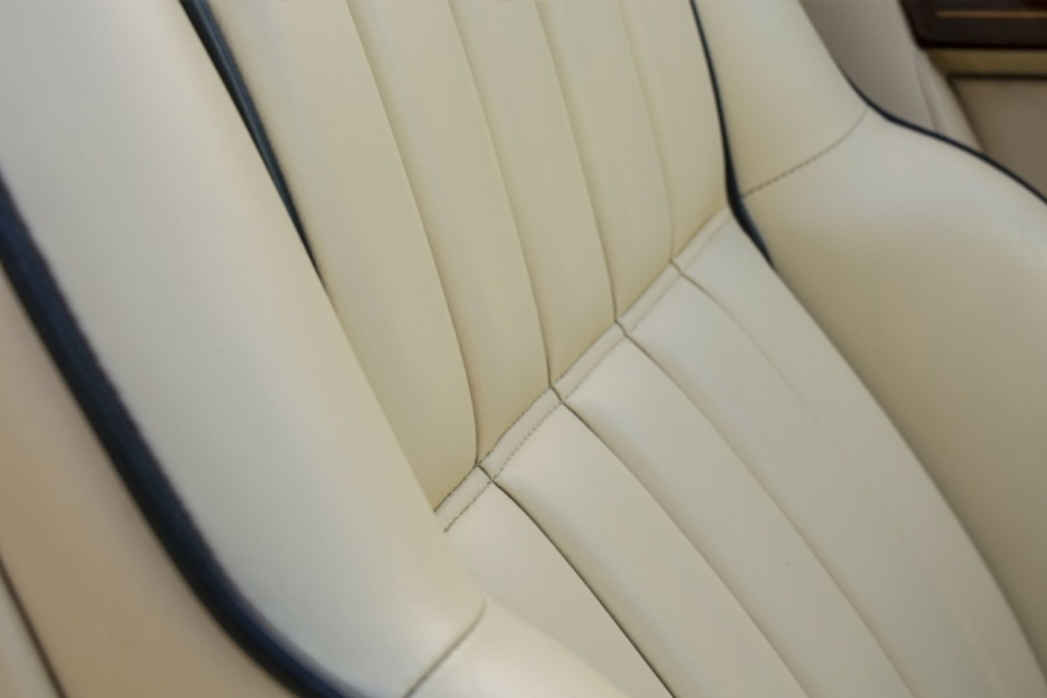 ASTON MARTIN VIRAGE CONVERTIBLE Volante Auto