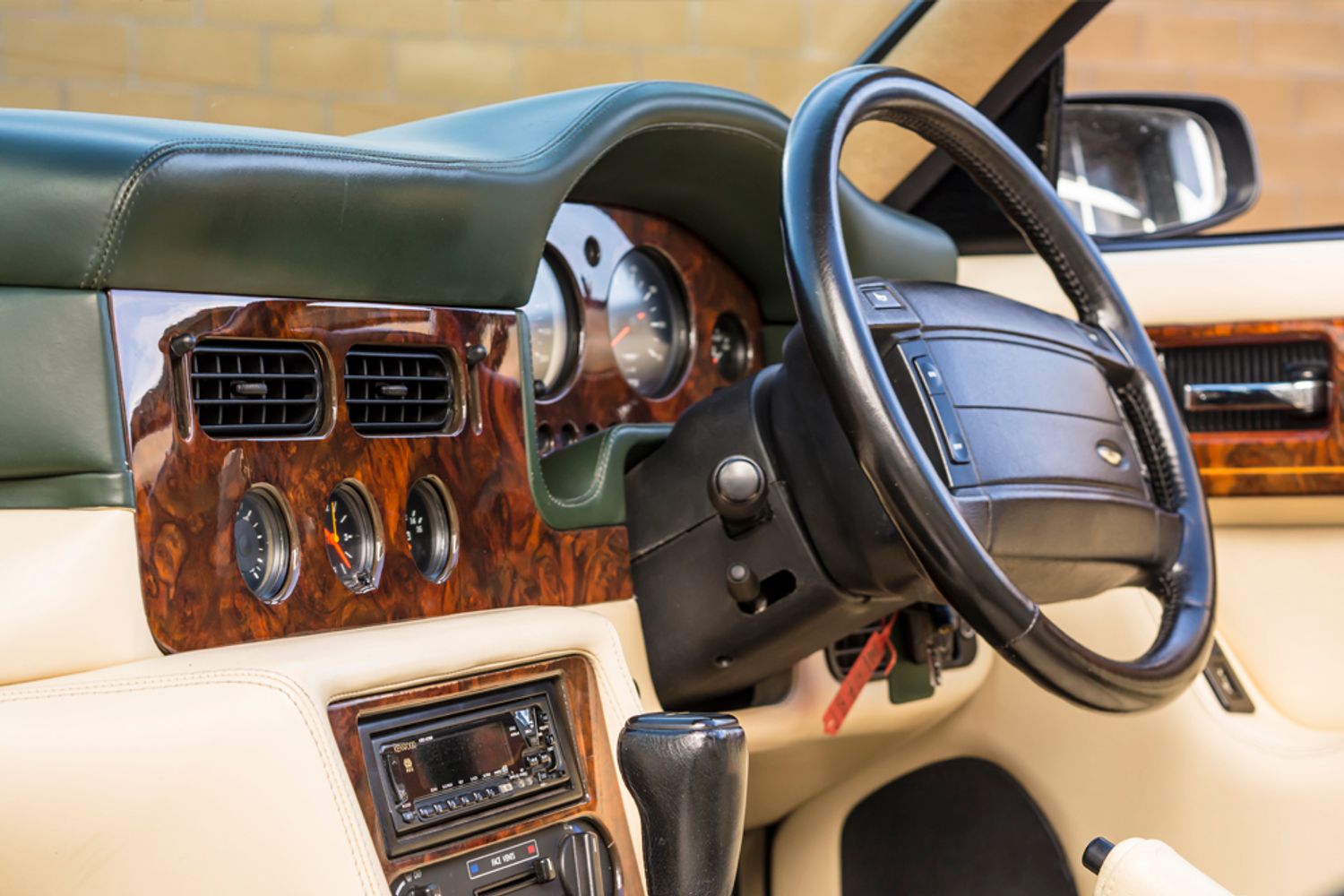 ASTON MARTIN VIRAGE CONVERTIBLE Volante Auto