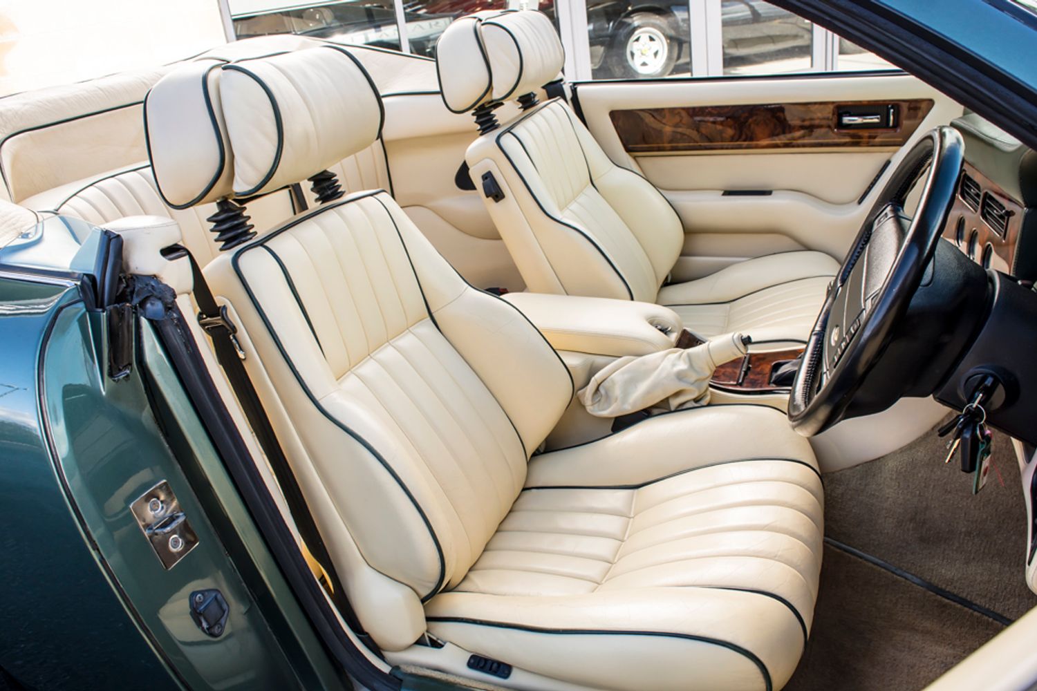 ASTON MARTIN VIRAGE CONVERTIBLE Volante Auto