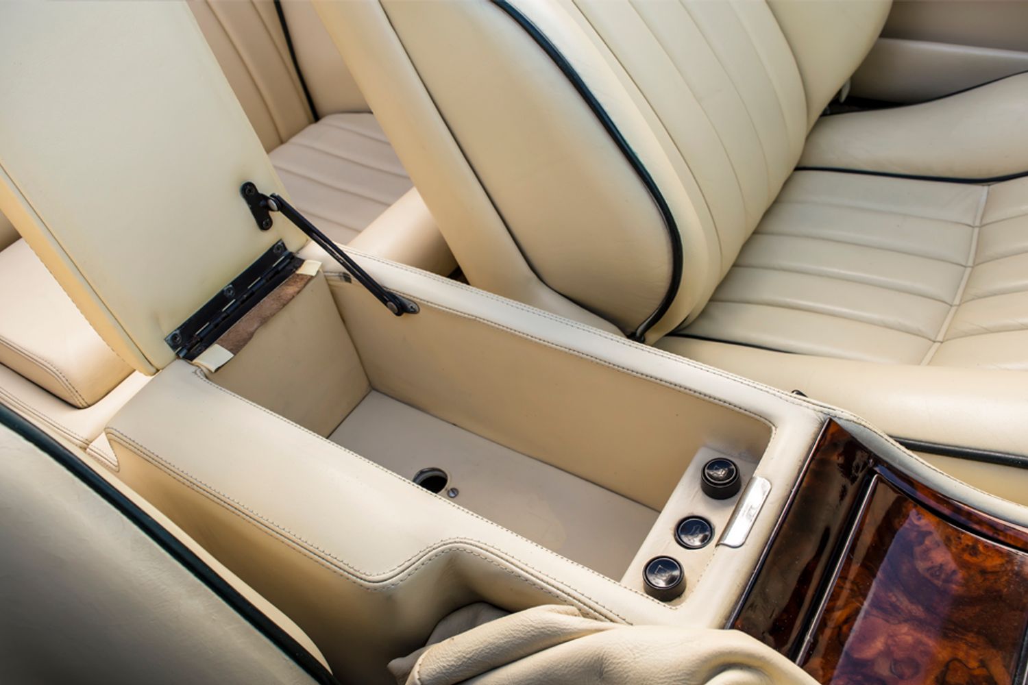 ASTON MARTIN VIRAGE CONVERTIBLE Volante Auto