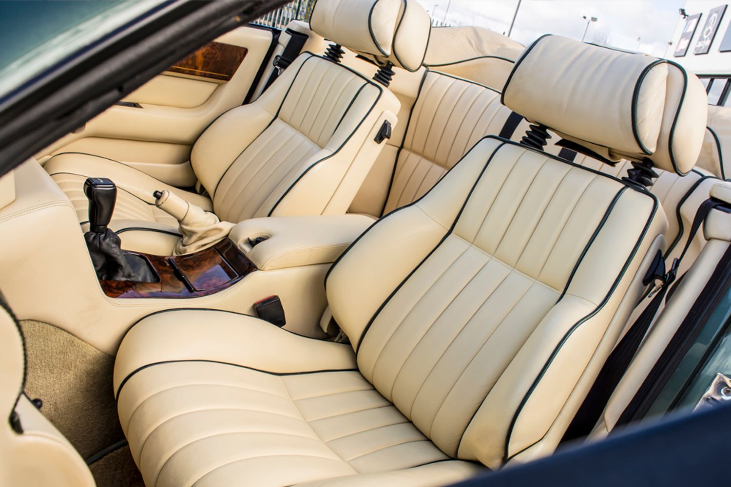 ASTON MARTIN VIRAGE CONVERTIBLE Volante Auto