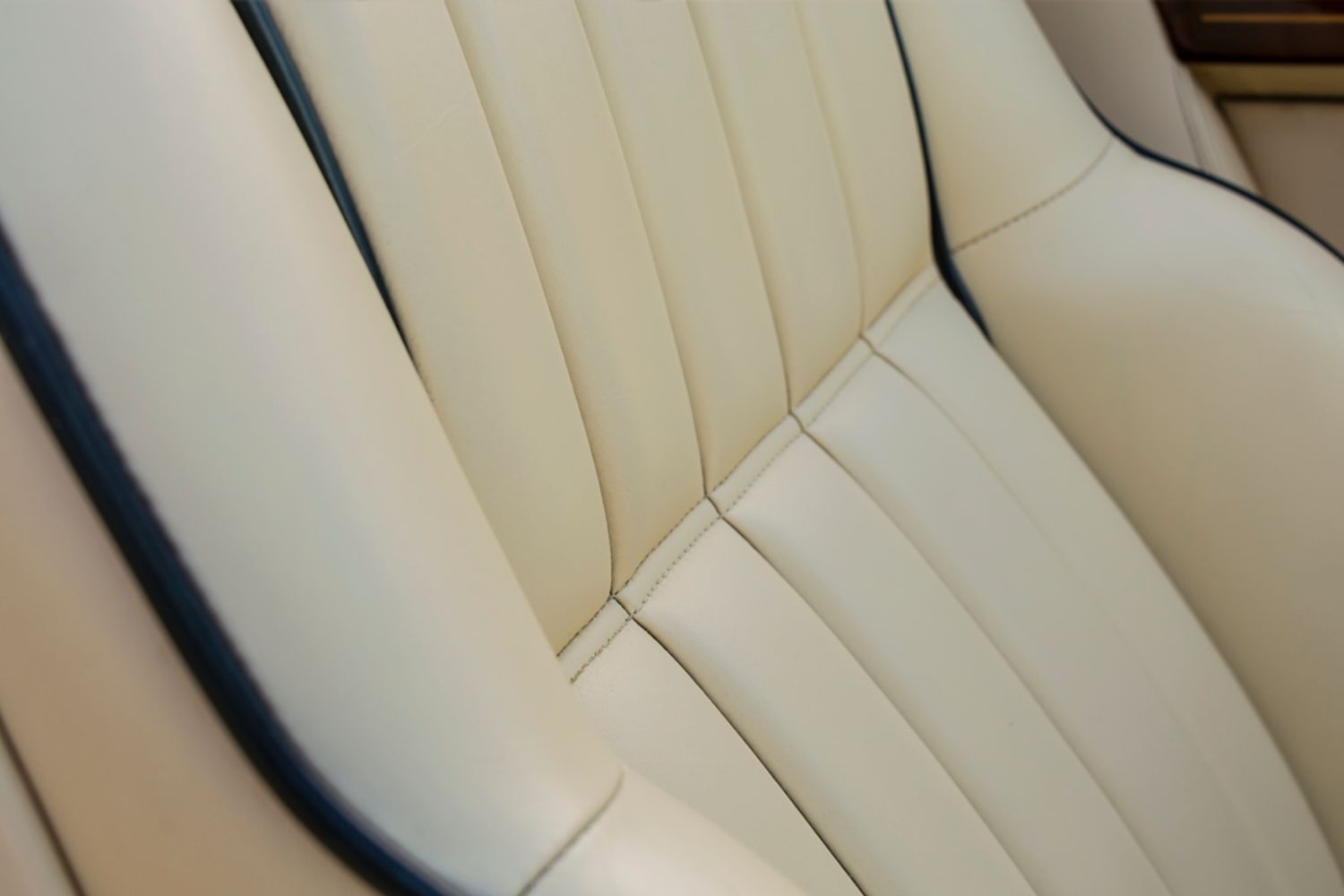 ASTON MARTIN VIRAGE CONVERTIBLE Volante Auto