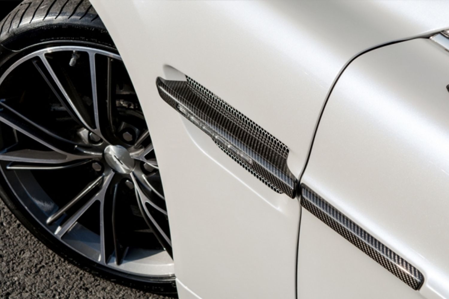 ASTON MARTIN Vanquish Volante Carbon Edition - Touchtronic II