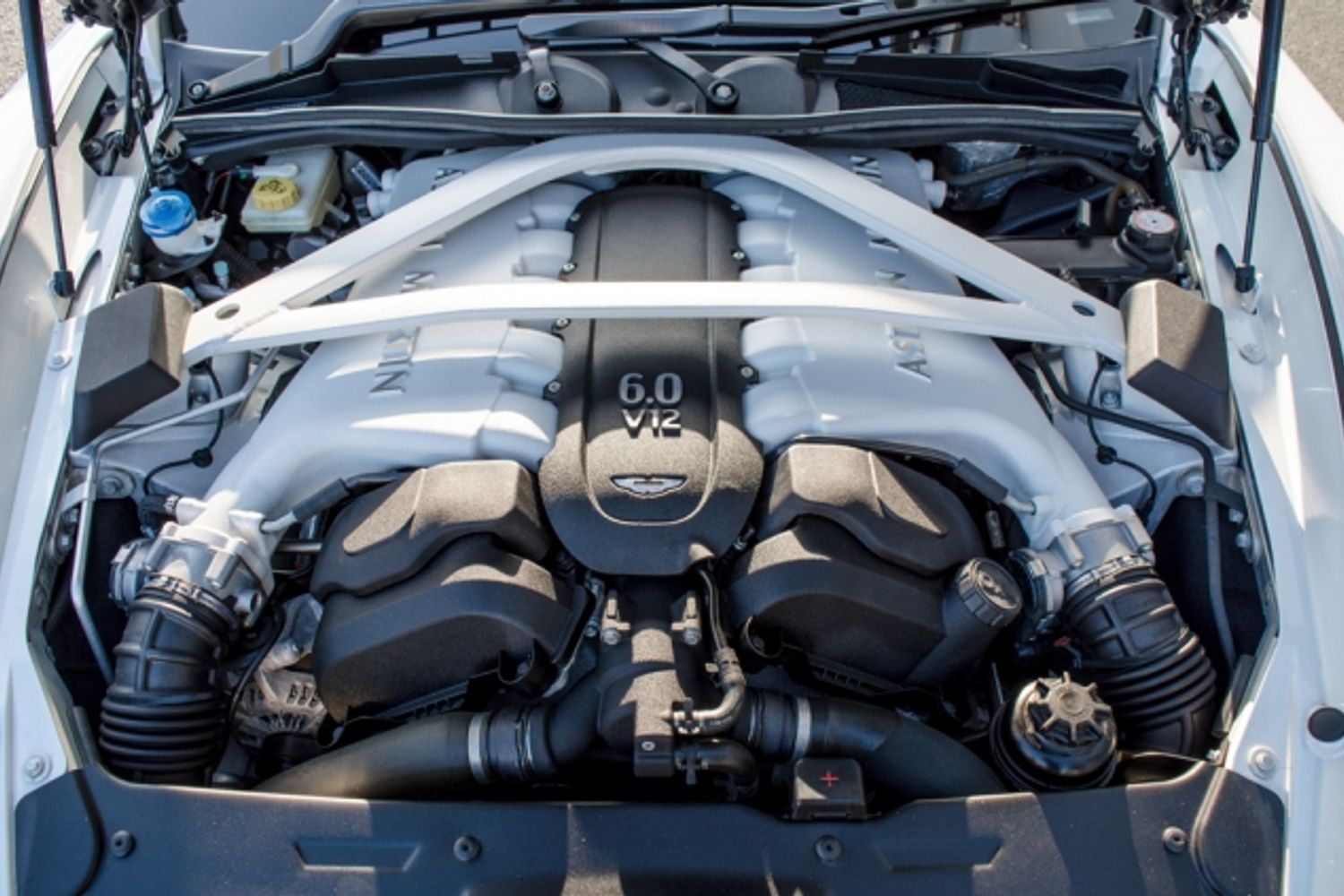 ASTON MARTIN Vanquish Volante Carbon Edition - Touchtronic II