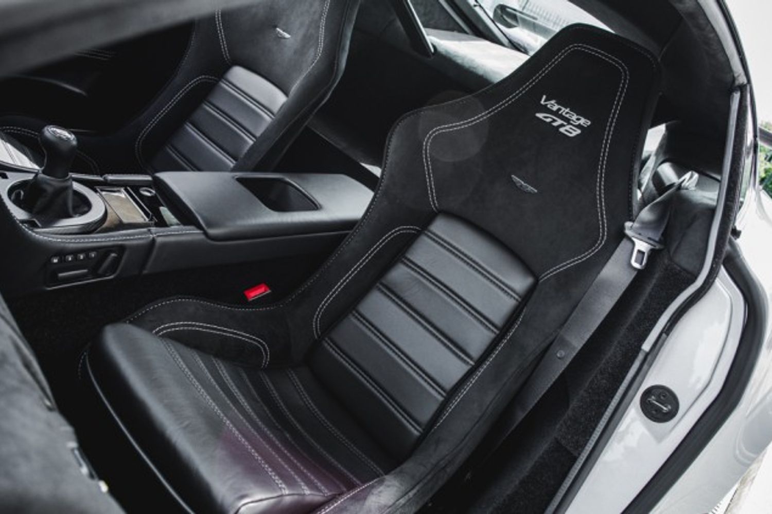 ASTON MARTIN VANTAGE 4.7 GT8 3DR Manual