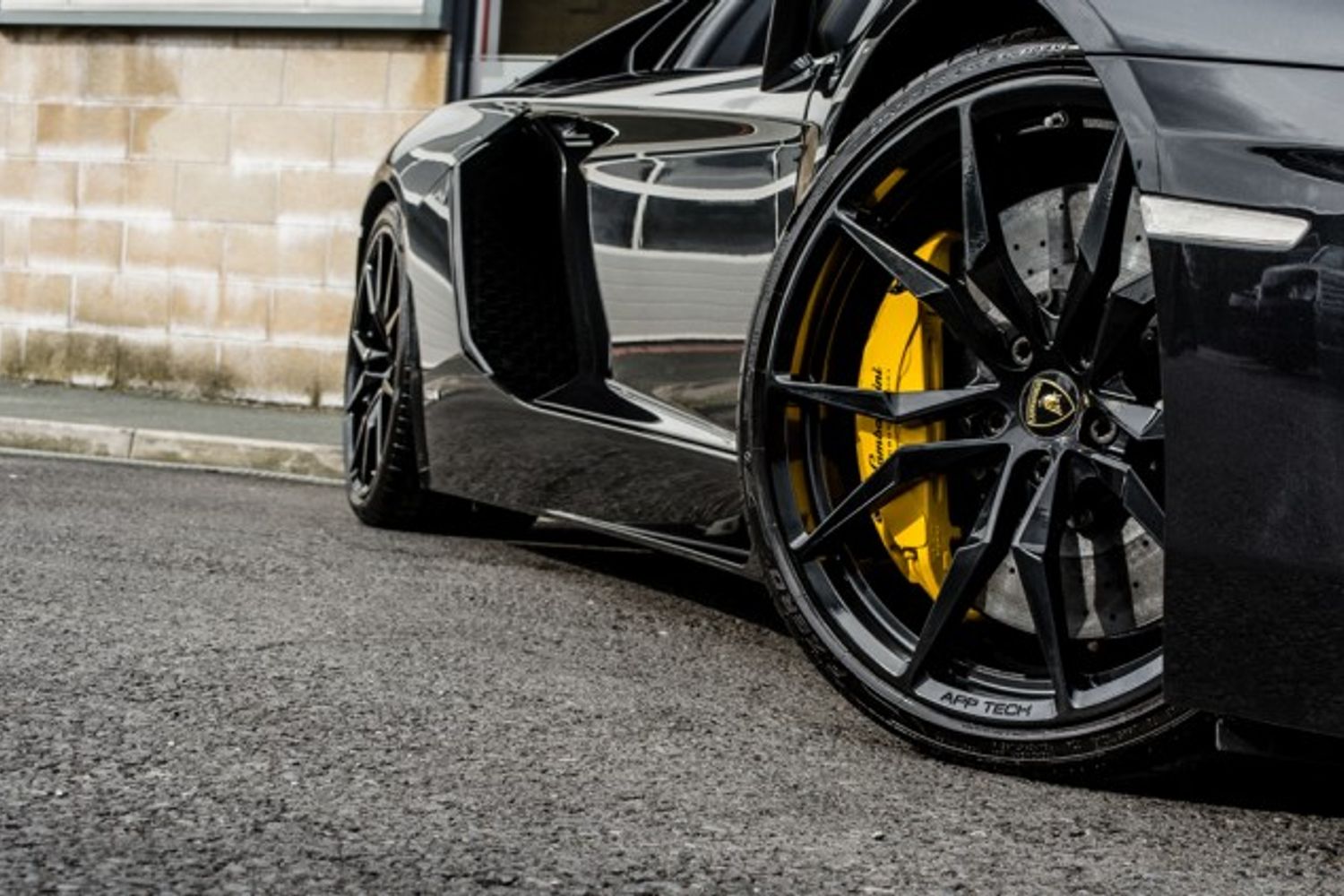 LAMBORGHINI AVENTADOR ROADSTER 6.5 V12 2DR SEMI AUTOMATIC