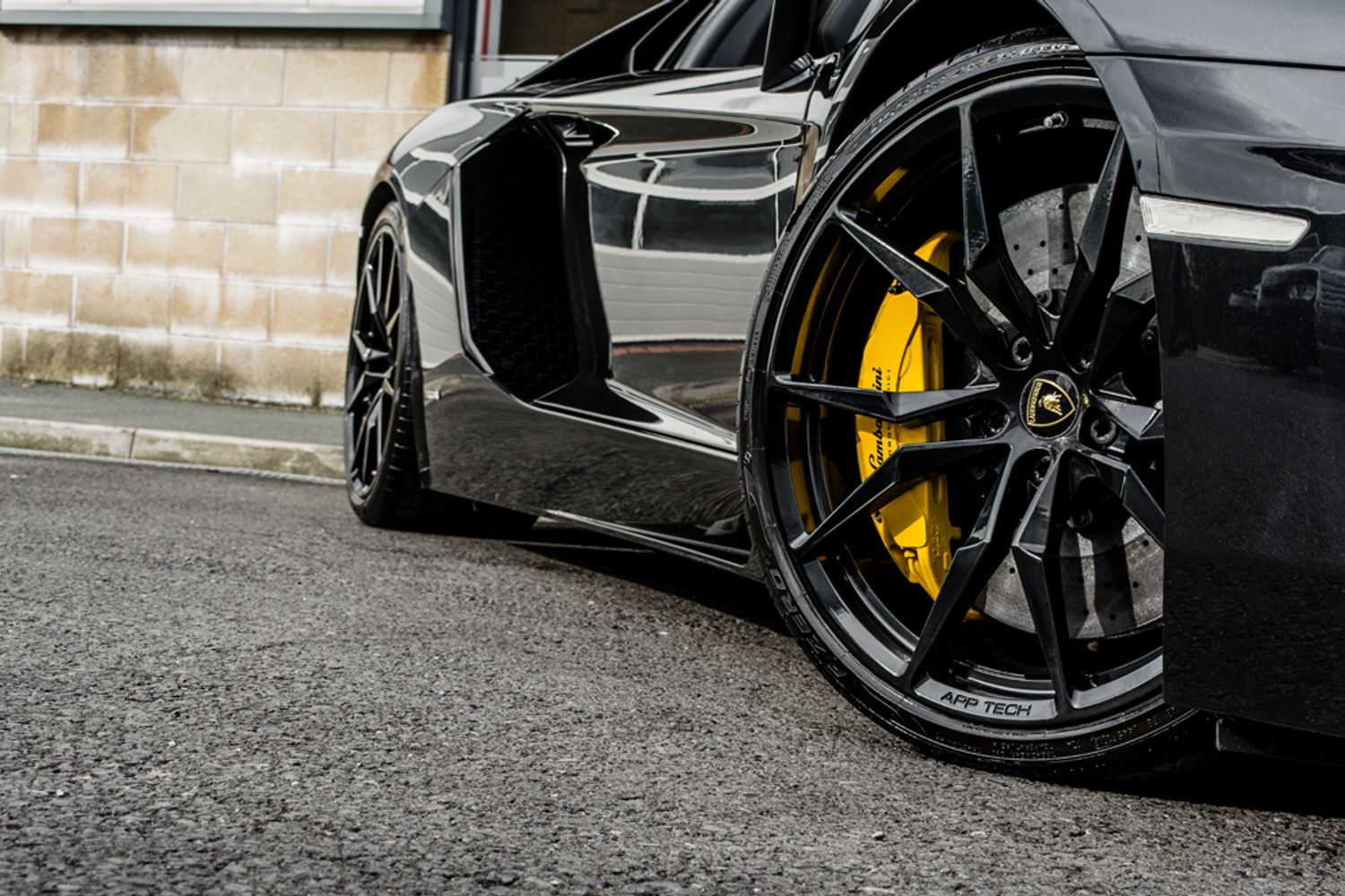 LAMBORGHINI AVENTADOR ROADSTER 6.5 V12 2DR SEMI AUTOMATIC