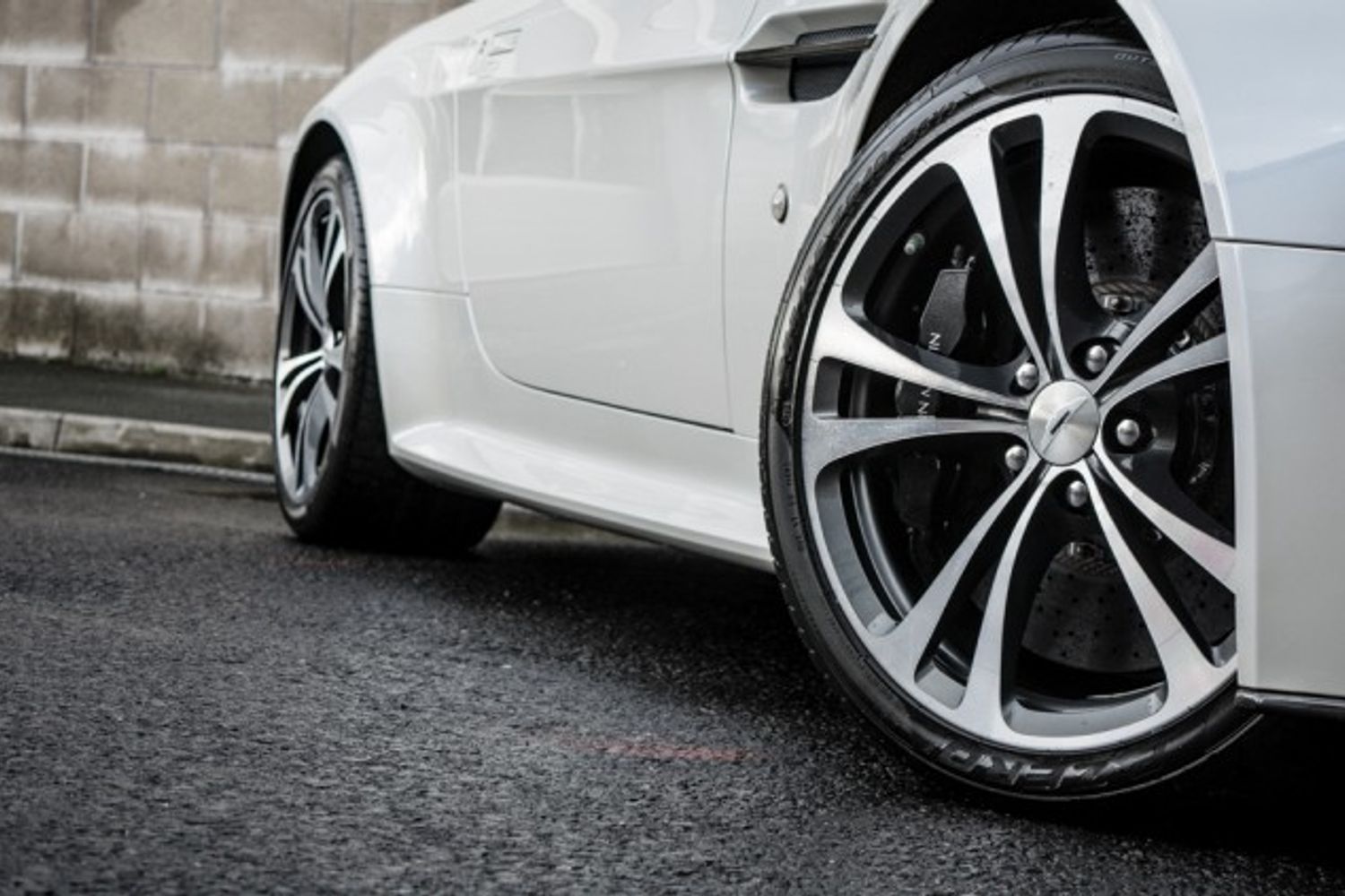ASTON MARTIN VANTAGE COUPE 5.9 V12 3DR