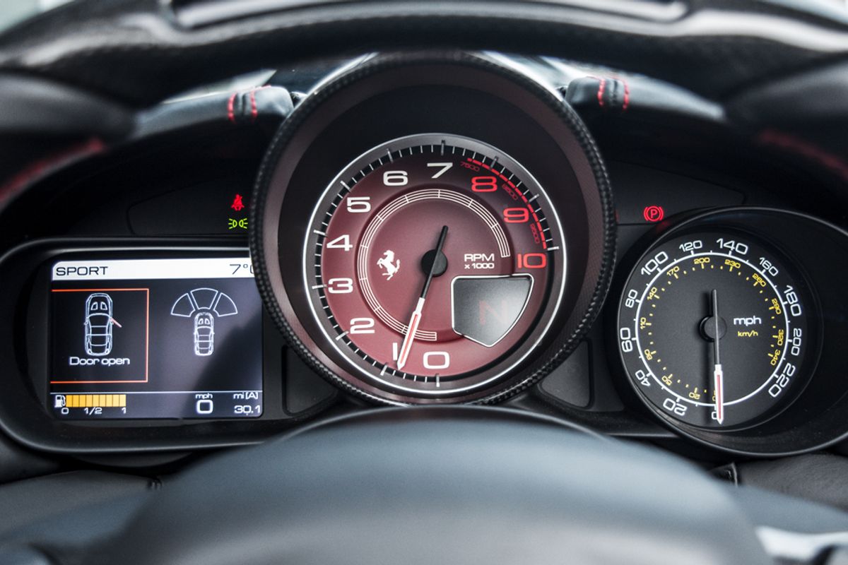 FERRARI CALIFORNIA CONVERTIBLE 3.9 DD 2DR SEMI AUTOMATIC