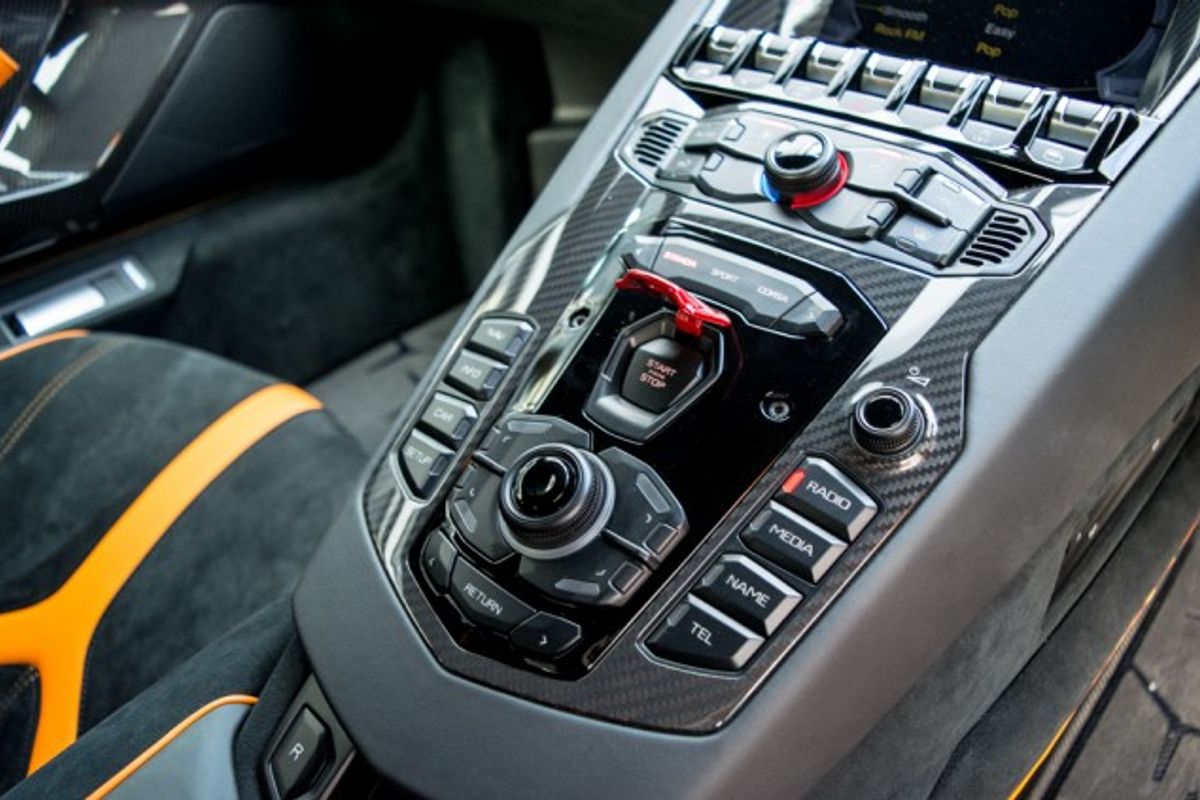 LAMBORGHINI AVENTADOR COUPE 6.5 LP 750-4 SUPERVELOCE 2DR SEMI AUTOMATIC
