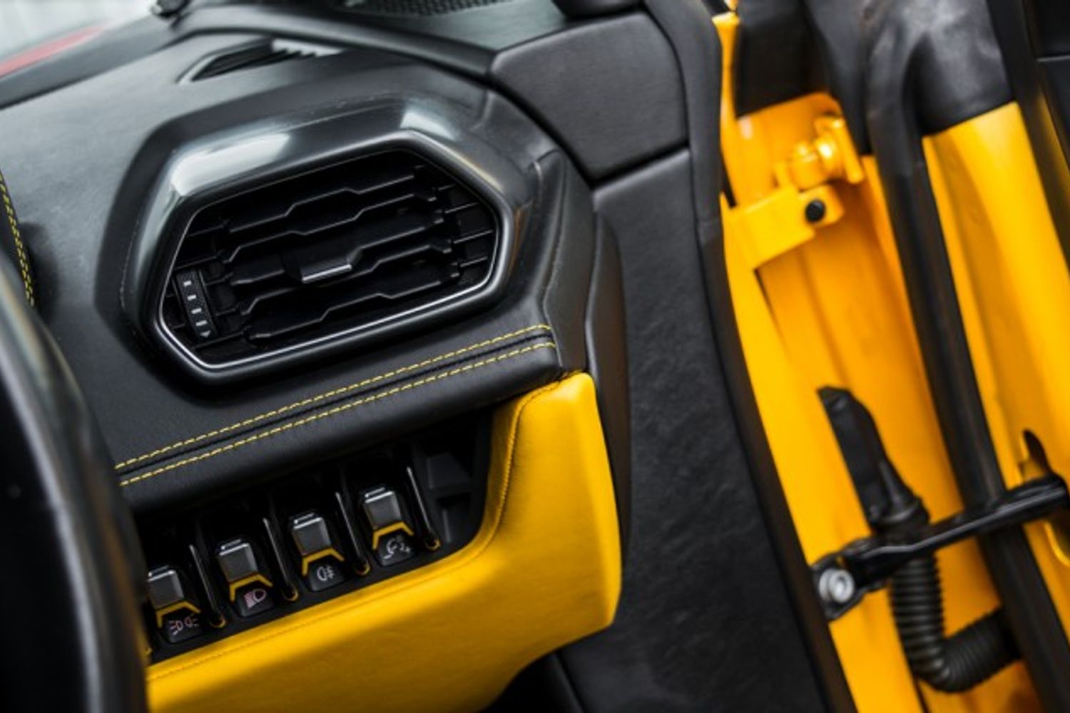 LAMBORGHINI HURACAN COUPE 5.2 LP 610-4 2DR SEMI AUTOMATIC