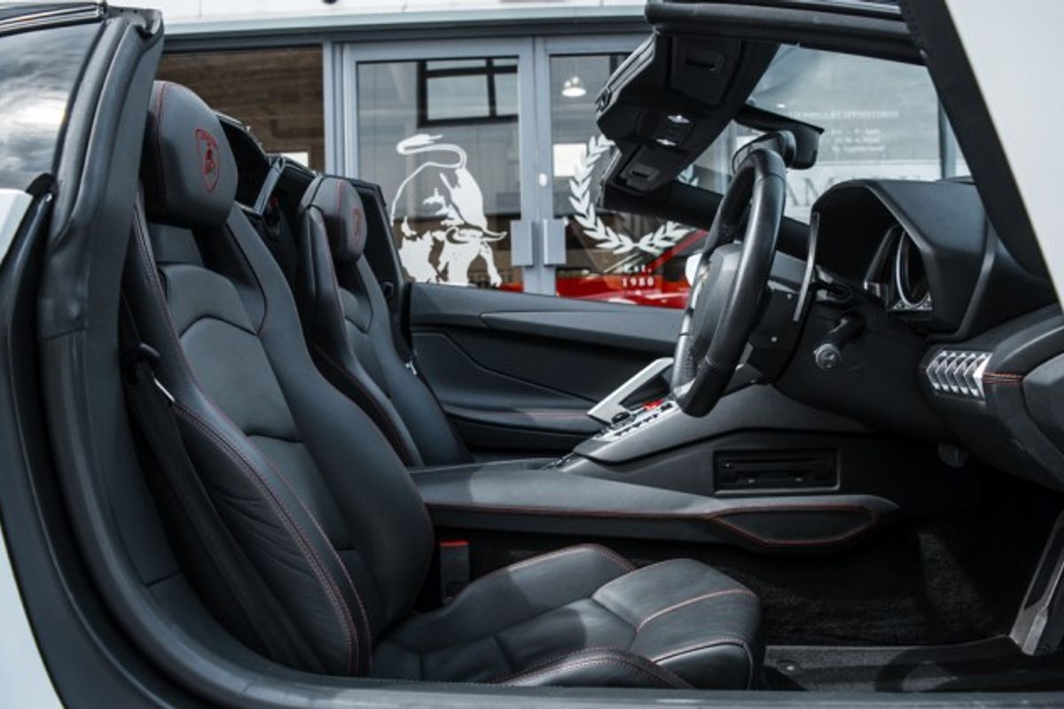 LAMBORGHINI AVENTADOR CONVERTIBLE 6.5 LP 700-4 ROADSTER 2DR SEMI AUTOMATIC