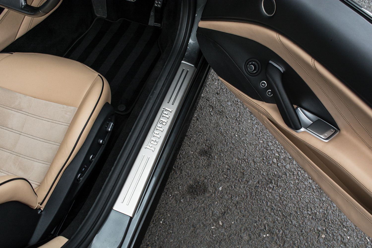 FERRARI CALIFORNIA CONVERTIBLE 3.9 DD 2DR SEMI AUTOMATIC