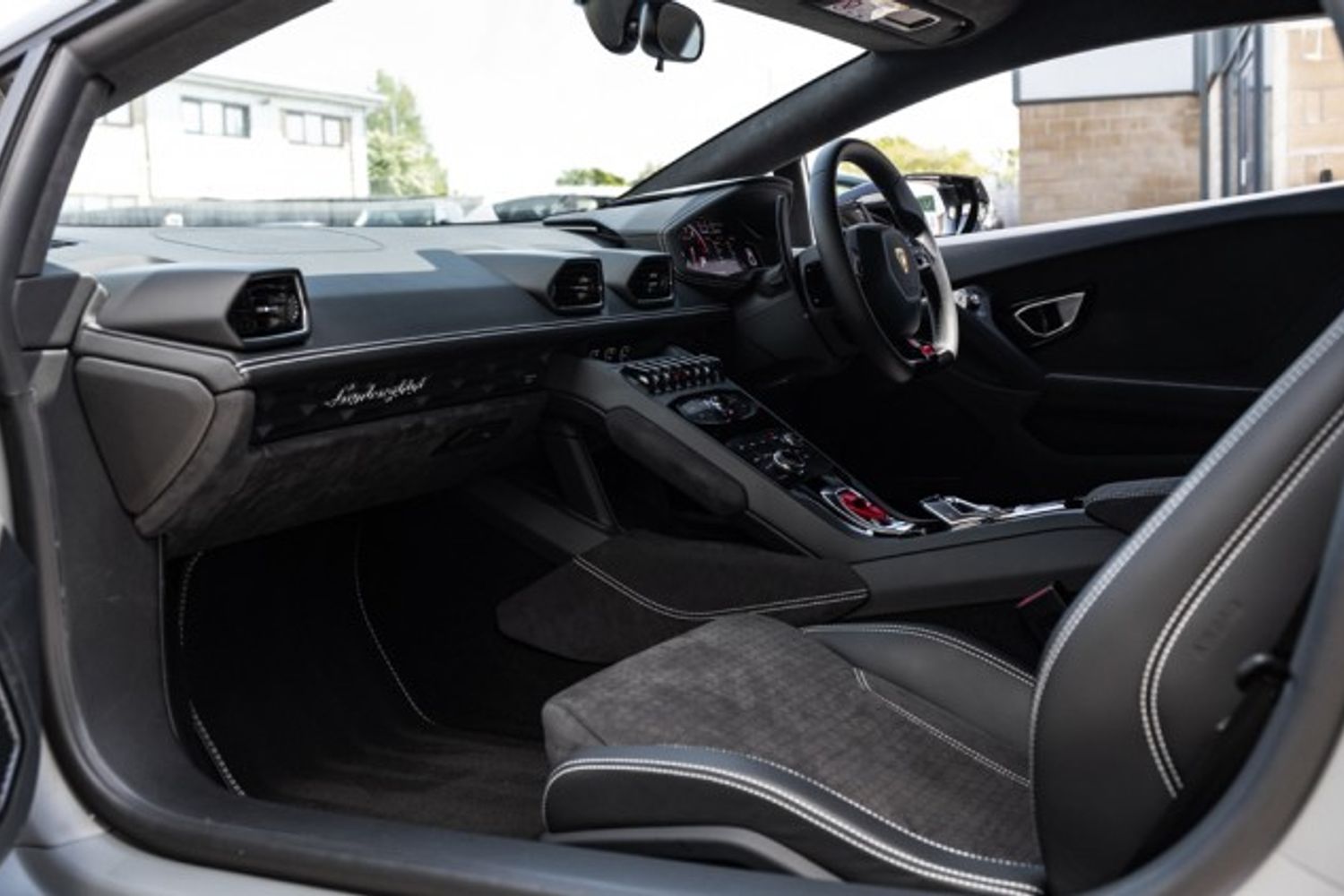 LAMBORGHINI HURACAN COUPE 5.2 V10 LP 610-4 AVIO 2DR SEMI AUTOMATIC