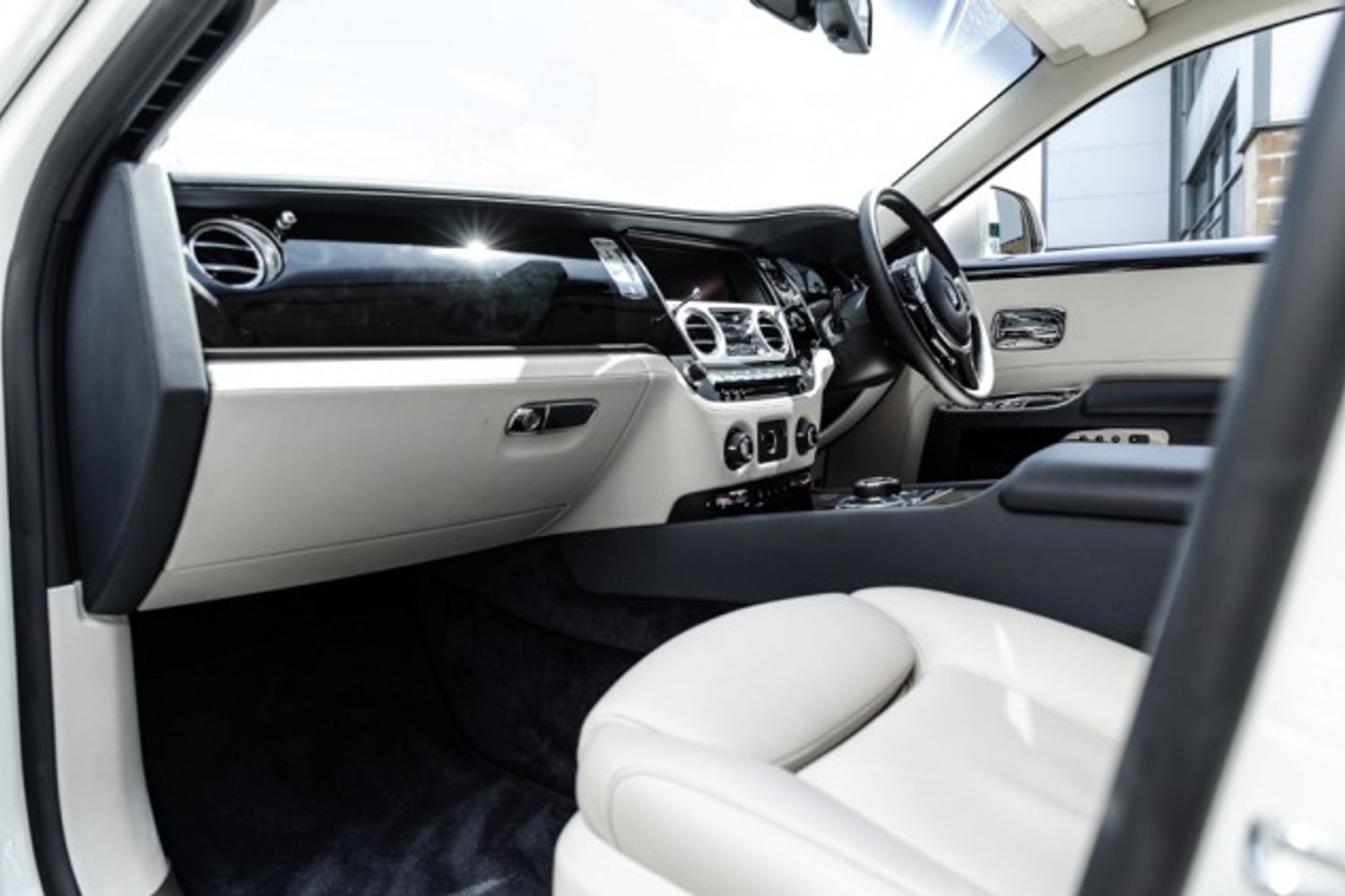 ROLLS-ROYCE GHOST SALOON 6.6 V12 SWB 4DR AUTOMATIC