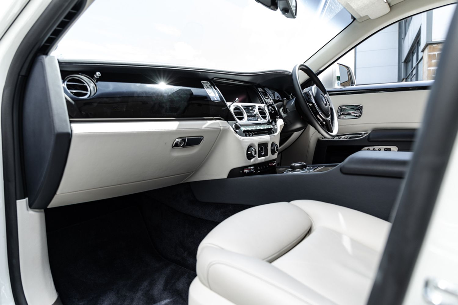 ROLLS-ROYCE GHOST SALOON 6.6 V12 SWB 4DR AUTOMATIC