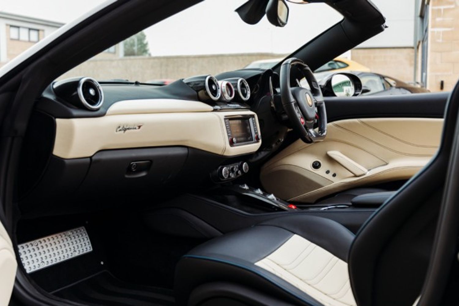 FERRARI CALIFORNIA CONVERTIBLE 3.9 DD 2DR SEMI AUTOMATIC