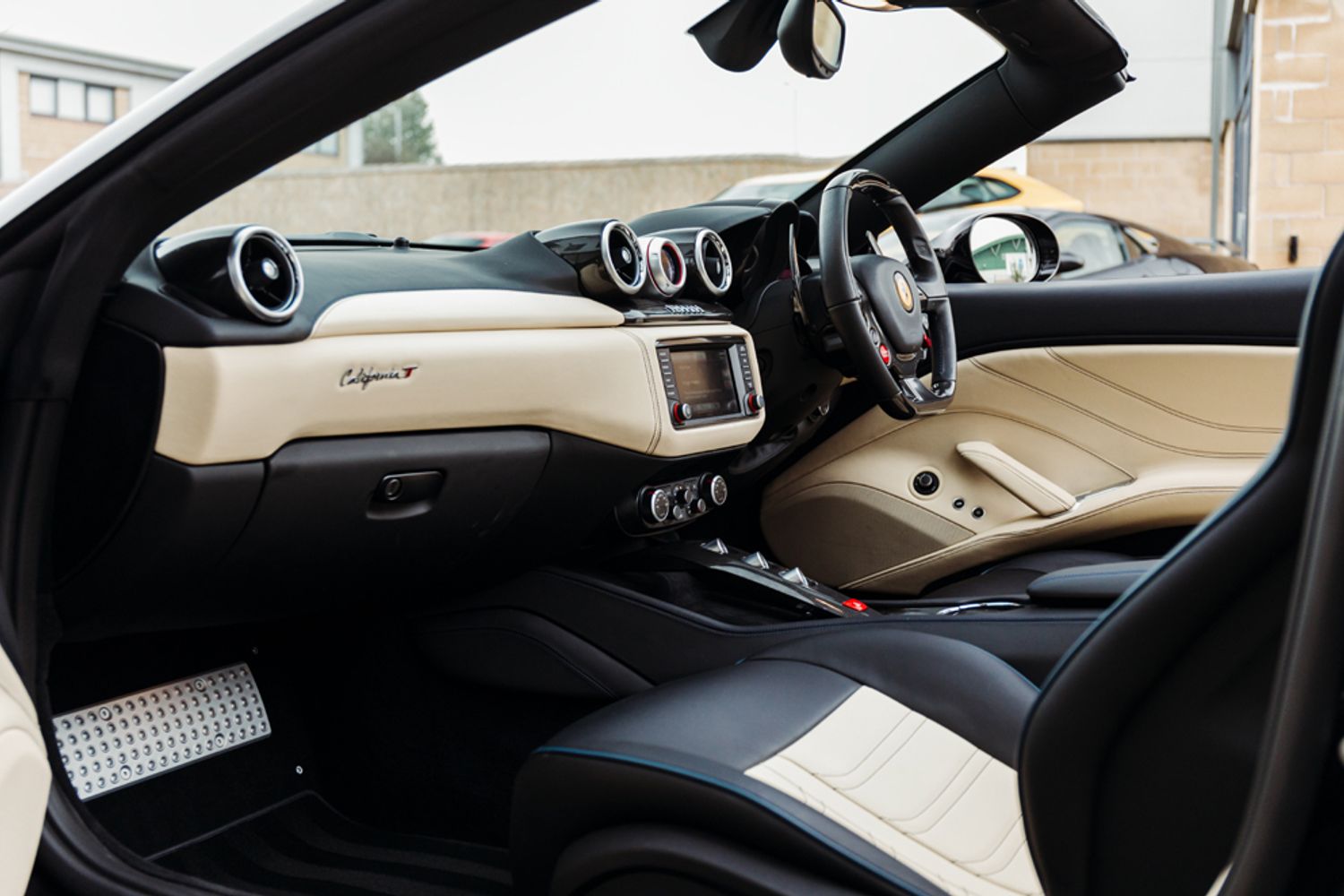 FERRARI CALIFORNIA CONVERTIBLE 3.9 DD 2DR SEMI AUTOMATIC