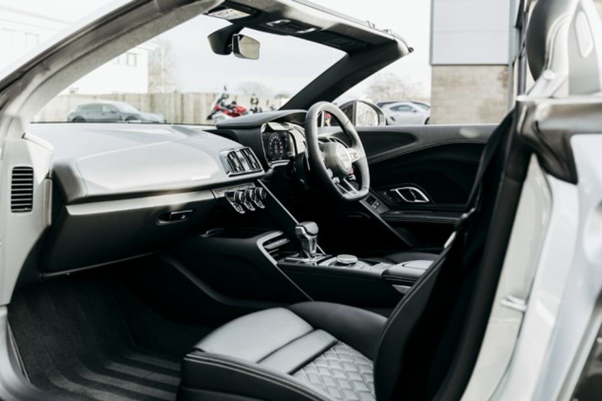 AUDI R8 CONVERTIBLE 5.2 SPYDER V10 QUATTRO 2DR SEMI AUTOMATIC