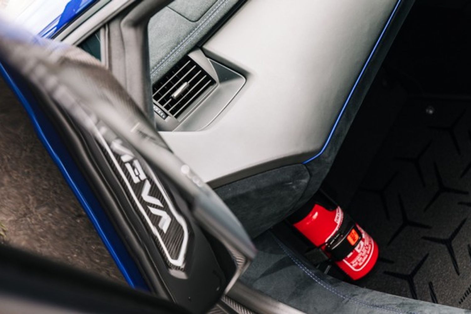 LAMBORGHINI AVENTADOR COUPE 6.5 LP 750-4 SUPERVELOCE 2DR SEMI AUTOMATIC
