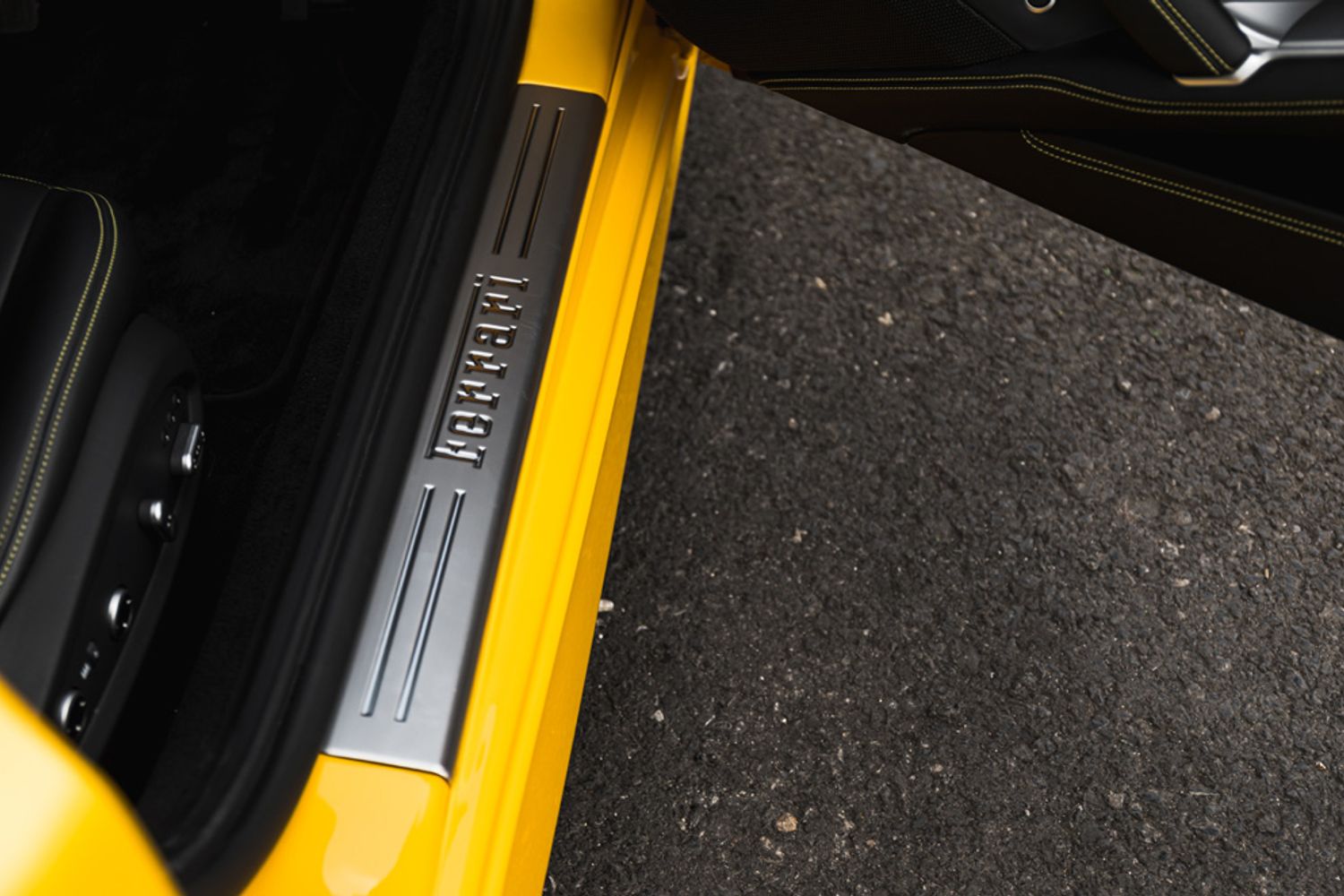 FERRARI CALIFORNIA CONVERTIBLE 3.9 DD 2DR SEMI AUTOMATIC