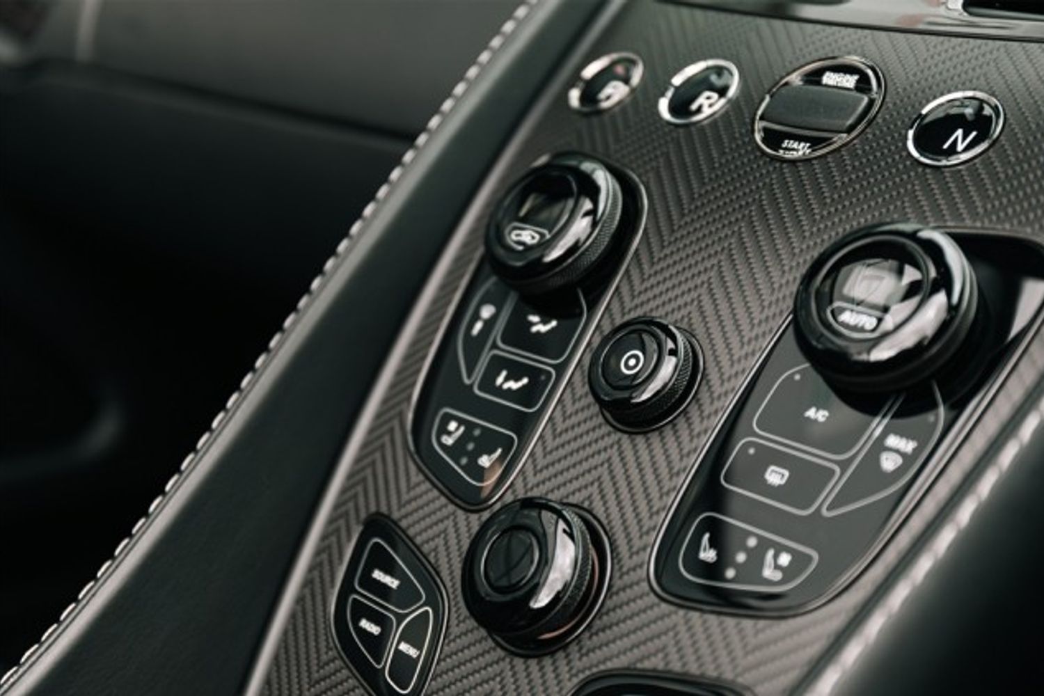 ASTON MARTIN VANQUISH CONVERTIBLE Carbon Black 5.9 V12 2DR AUTOMATIC