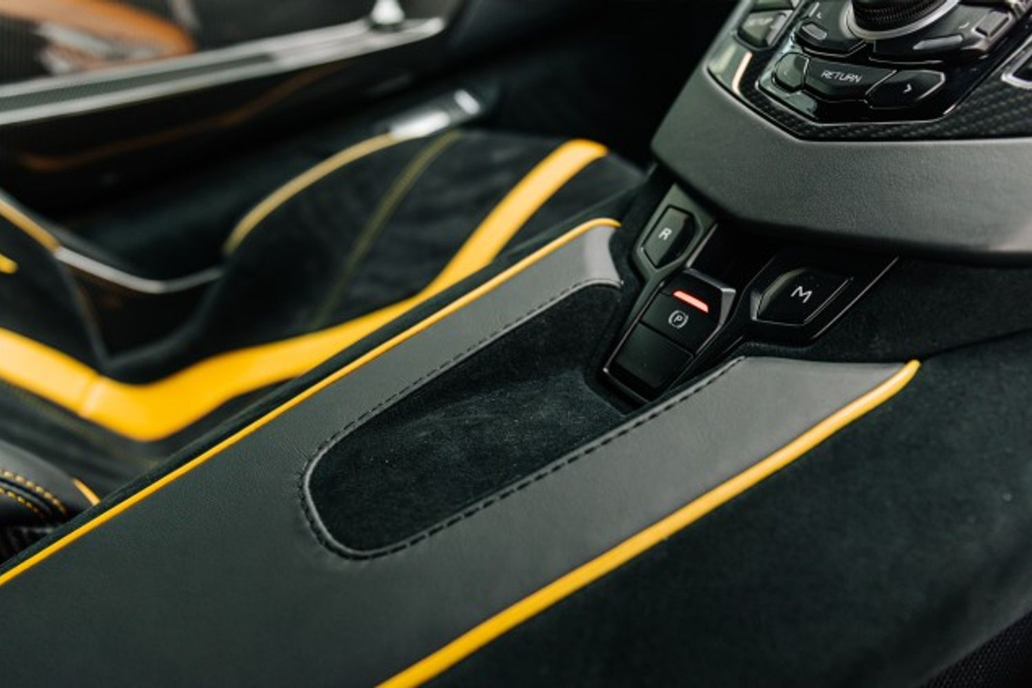 LAMBORGHINI AVENTADOR COUPE 6.5 LP 750-4 SUPERVELOCE 2DR SEMI AUTOMATIC