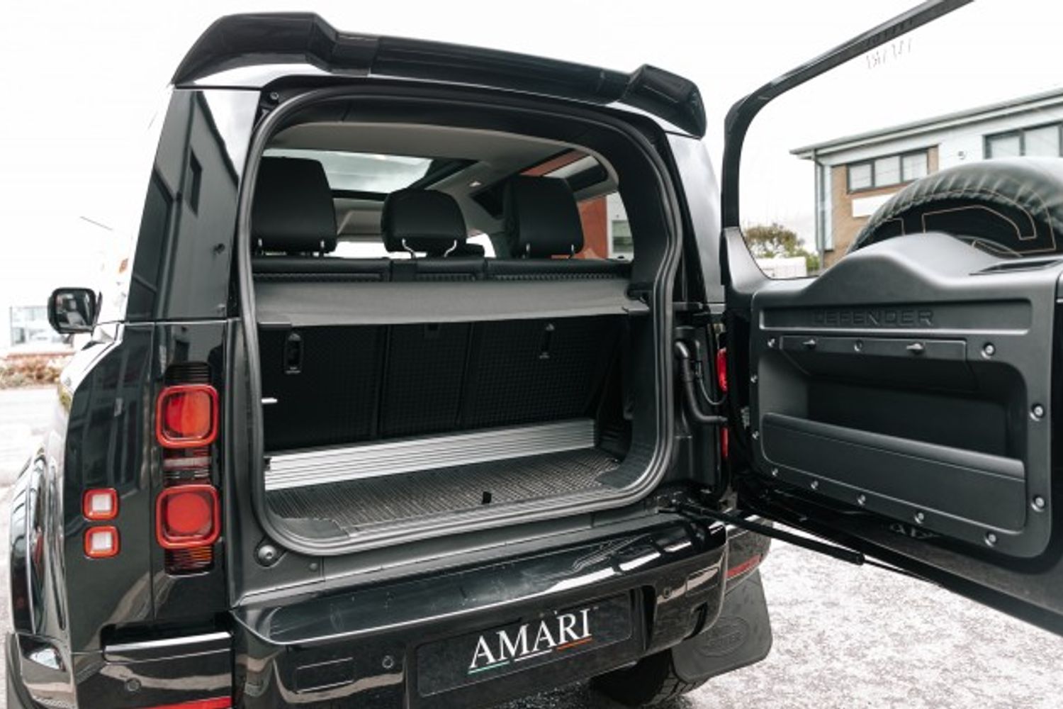 LAND ROVER DEFENDER ESTATE 2.0 HSE 5DR AUTOMATIC