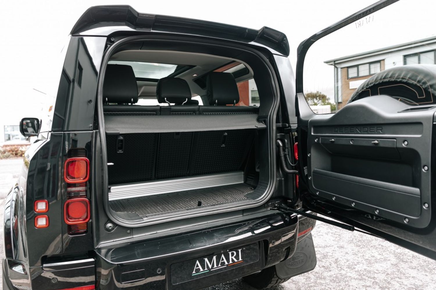 LAND ROVER DEFENDER ESTATE 2.0 HSE 5DR AUTOMATIC