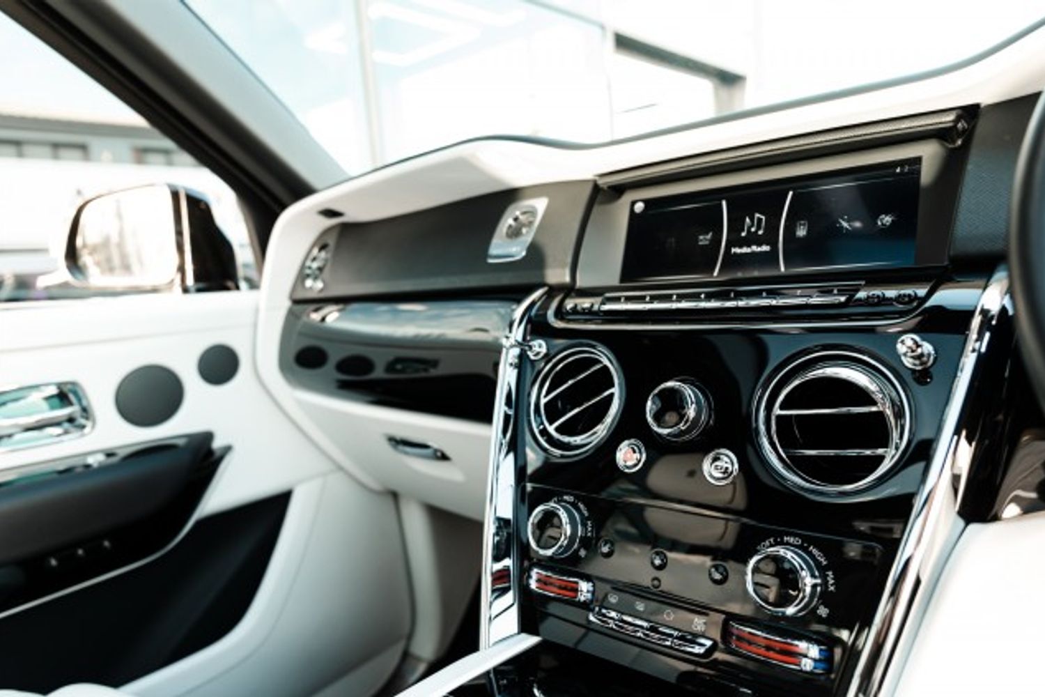 ROLLS-ROYCE CULLINAN V12 ESTATE 6.7 V12 5DR AUTOMATIC
