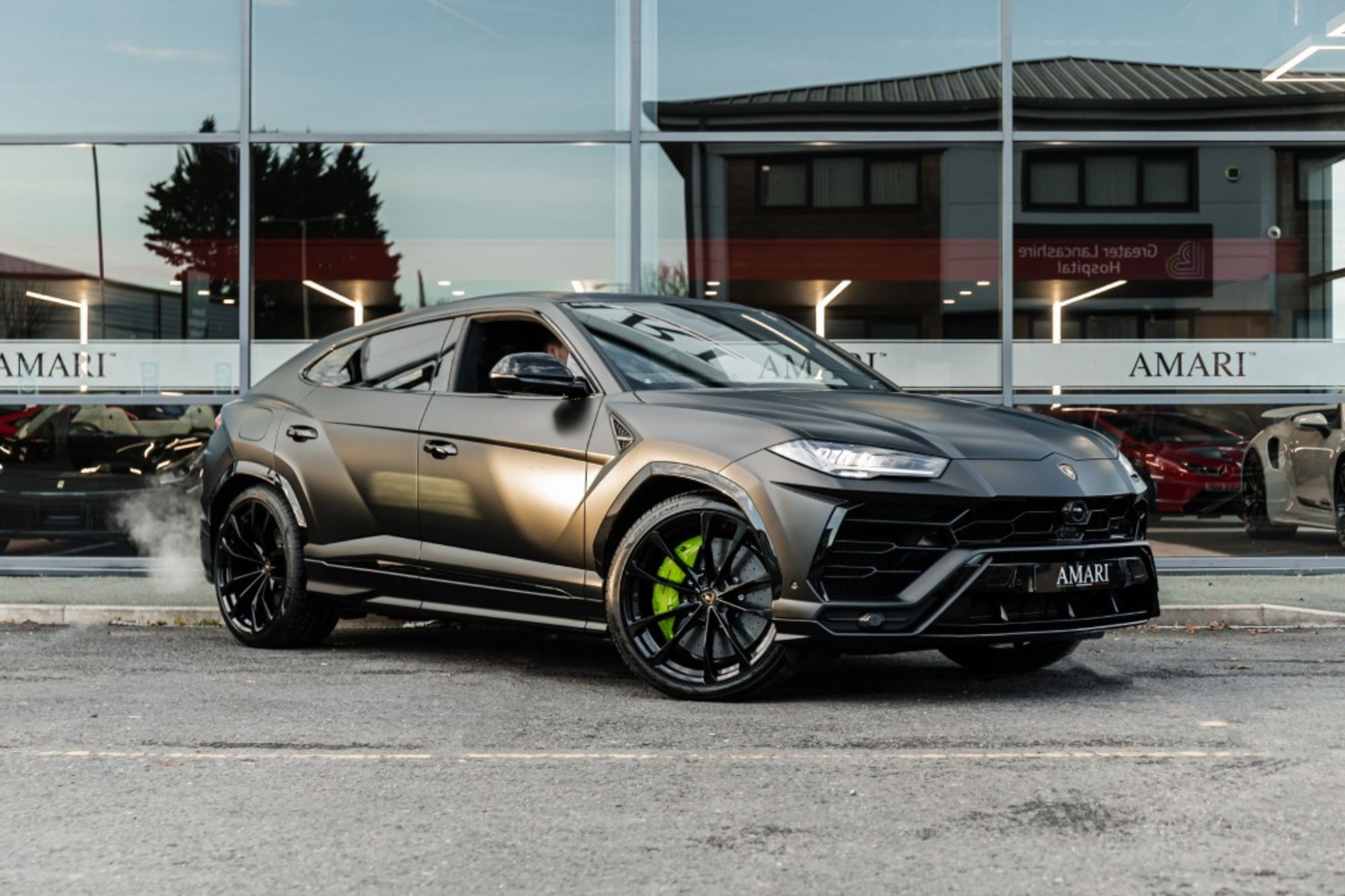 The 2021 Lamborghini Urus stands out even on a gloomy day - CNET