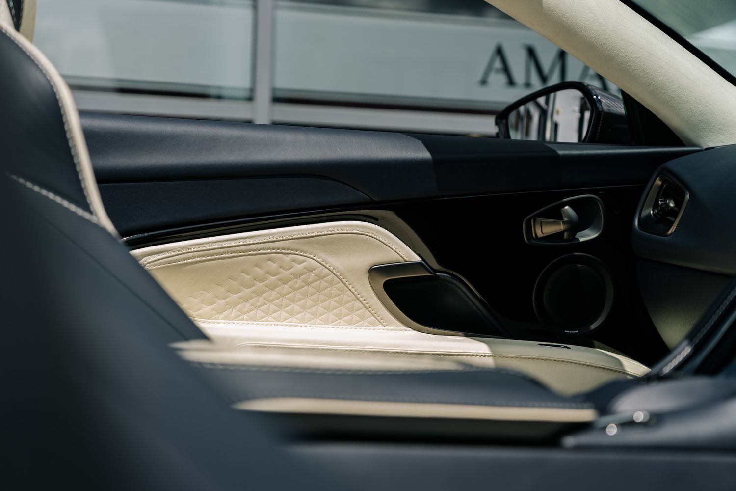 Aston Martin DBS Superleggera Volante 5.2 V12