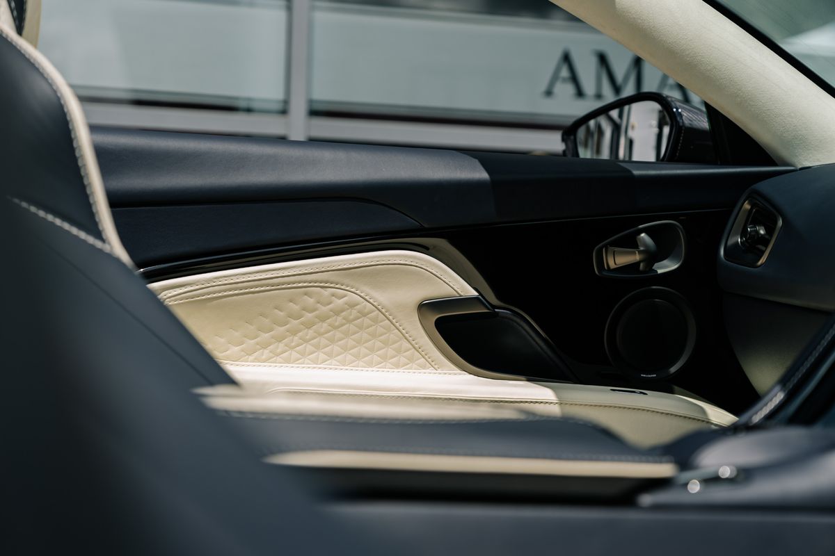 Aston Martin DBS Superleggera Volante 5.2 V12