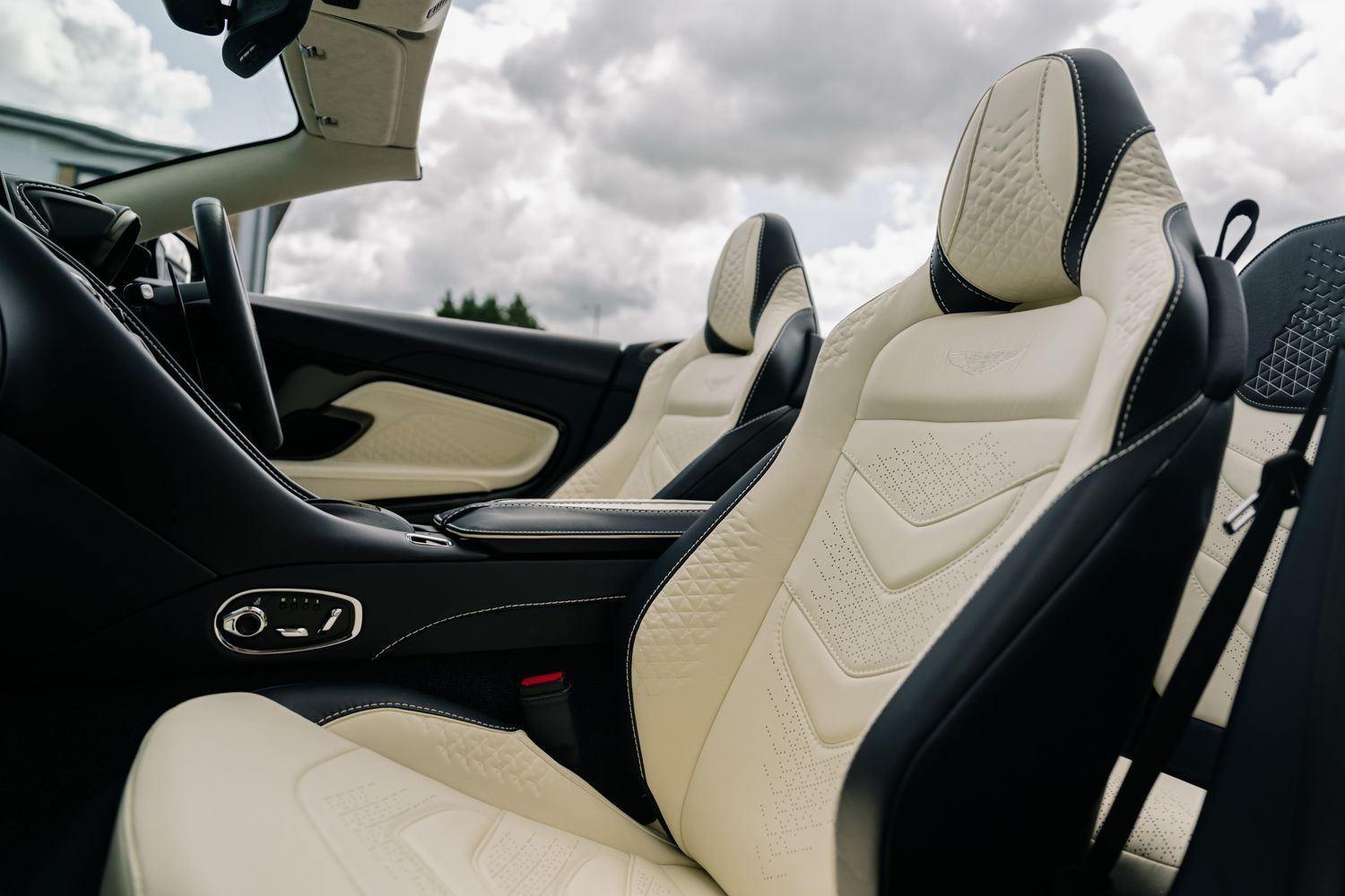 Aston Martin DBS Superleggera Volante 5.2 V12