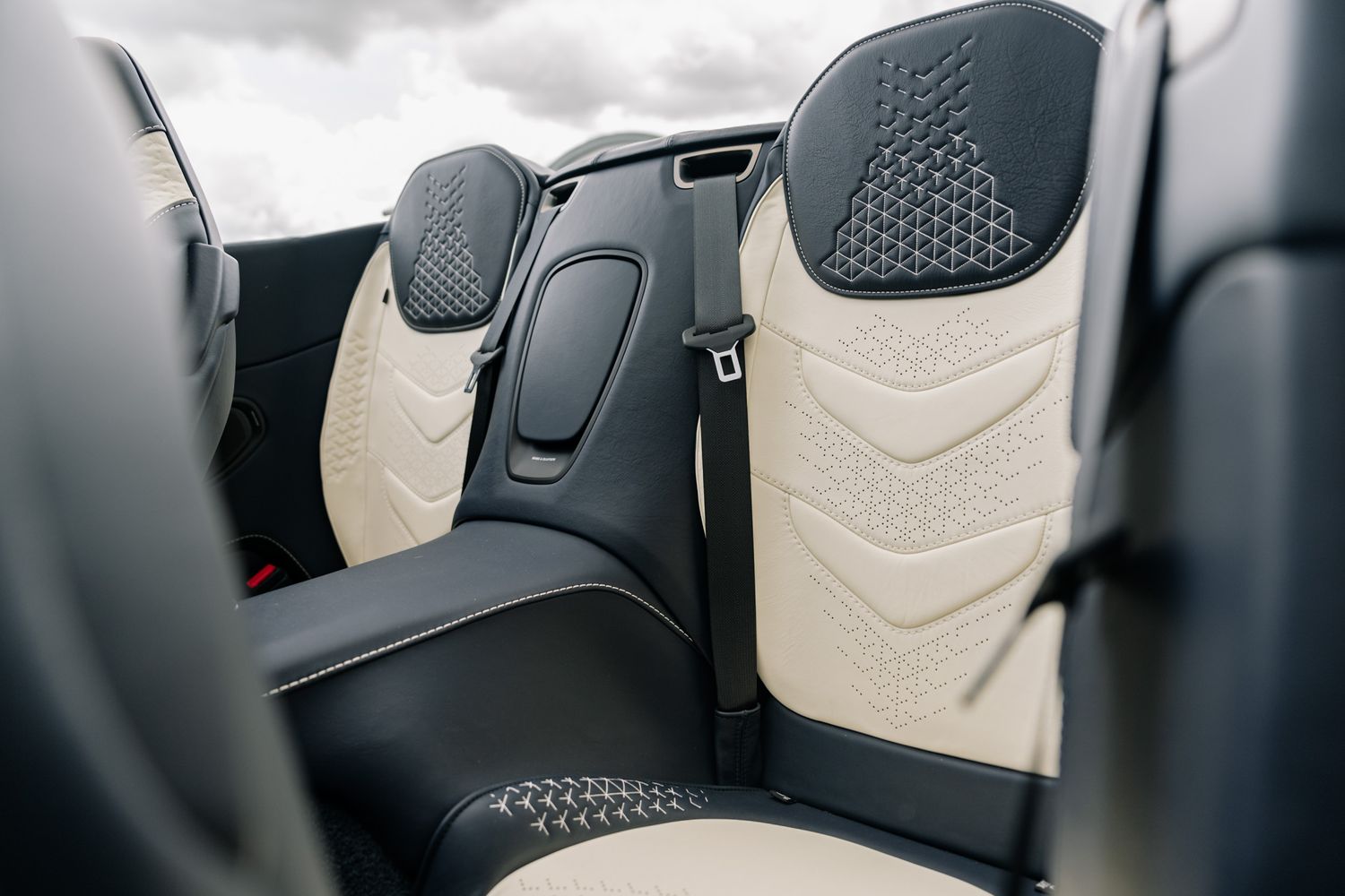 Aston Martin DBS Superleggera Volante 5.2 V12