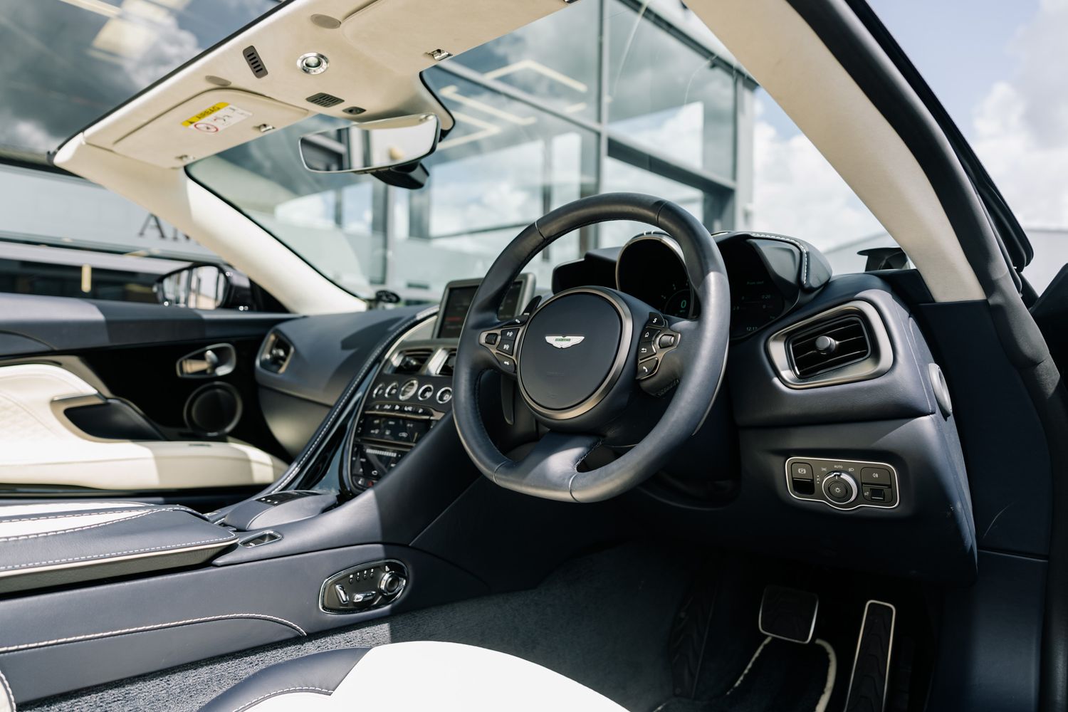 Aston Martin DBS Superleggera Volante 5.2 V12