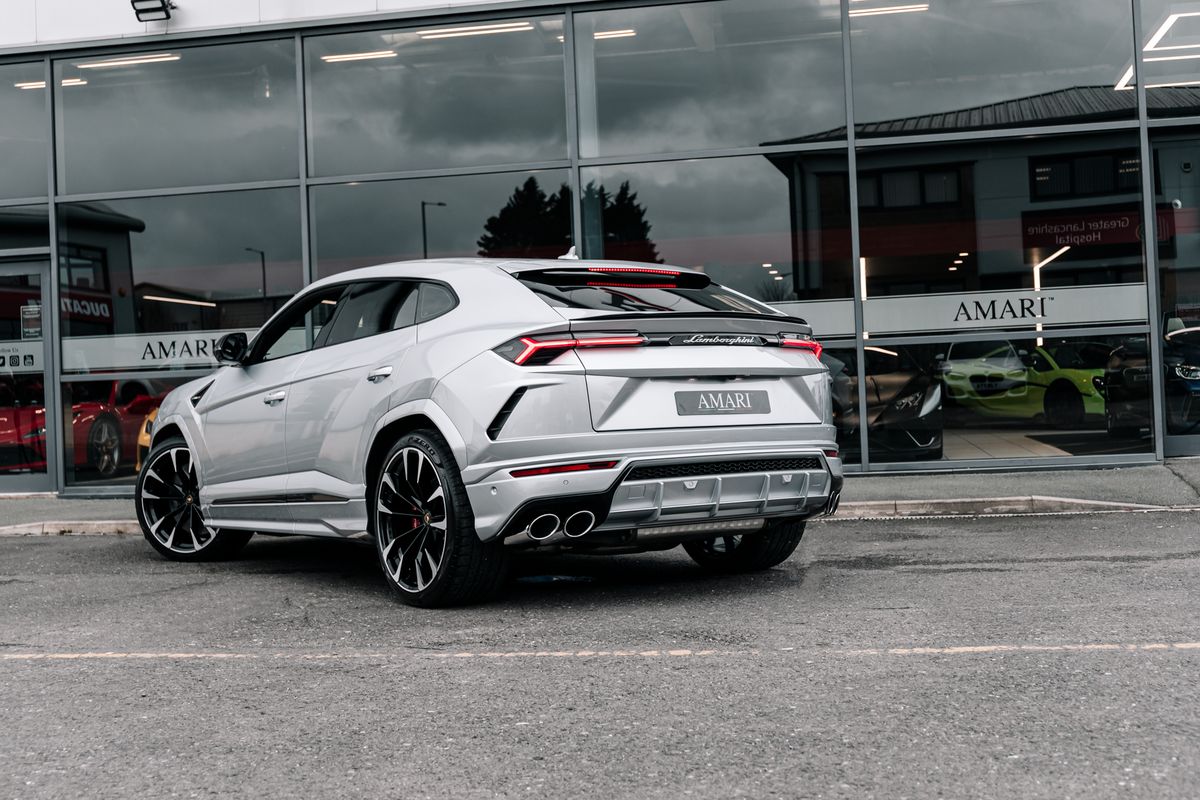 Lamborghini Urus V8