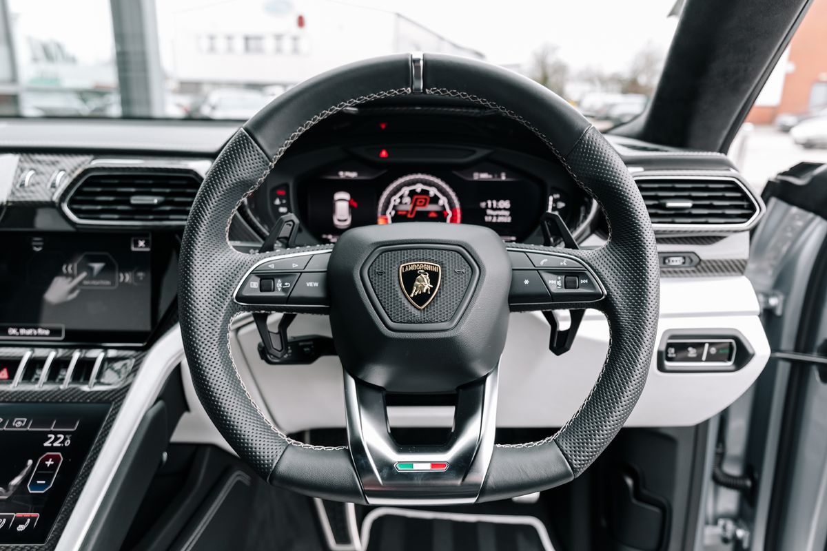 Lamborghini Urus V8