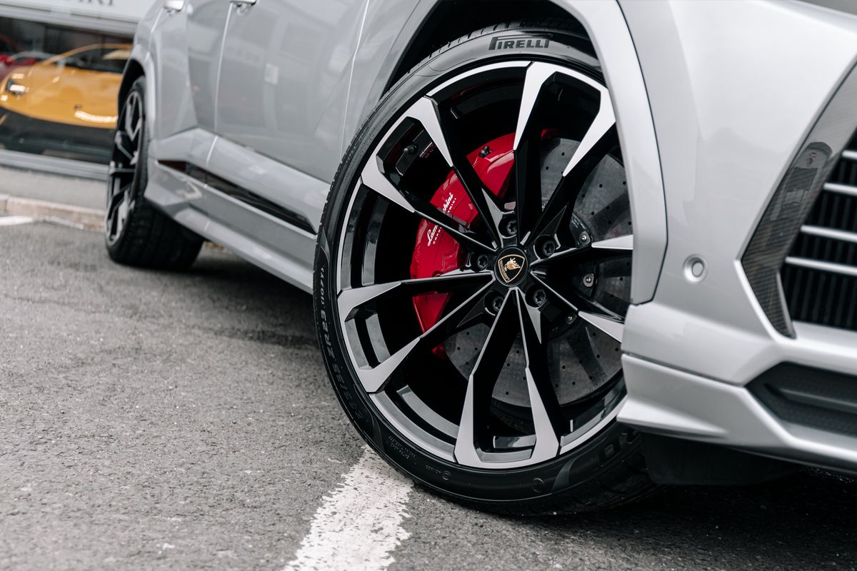 Lamborghini Urus V8