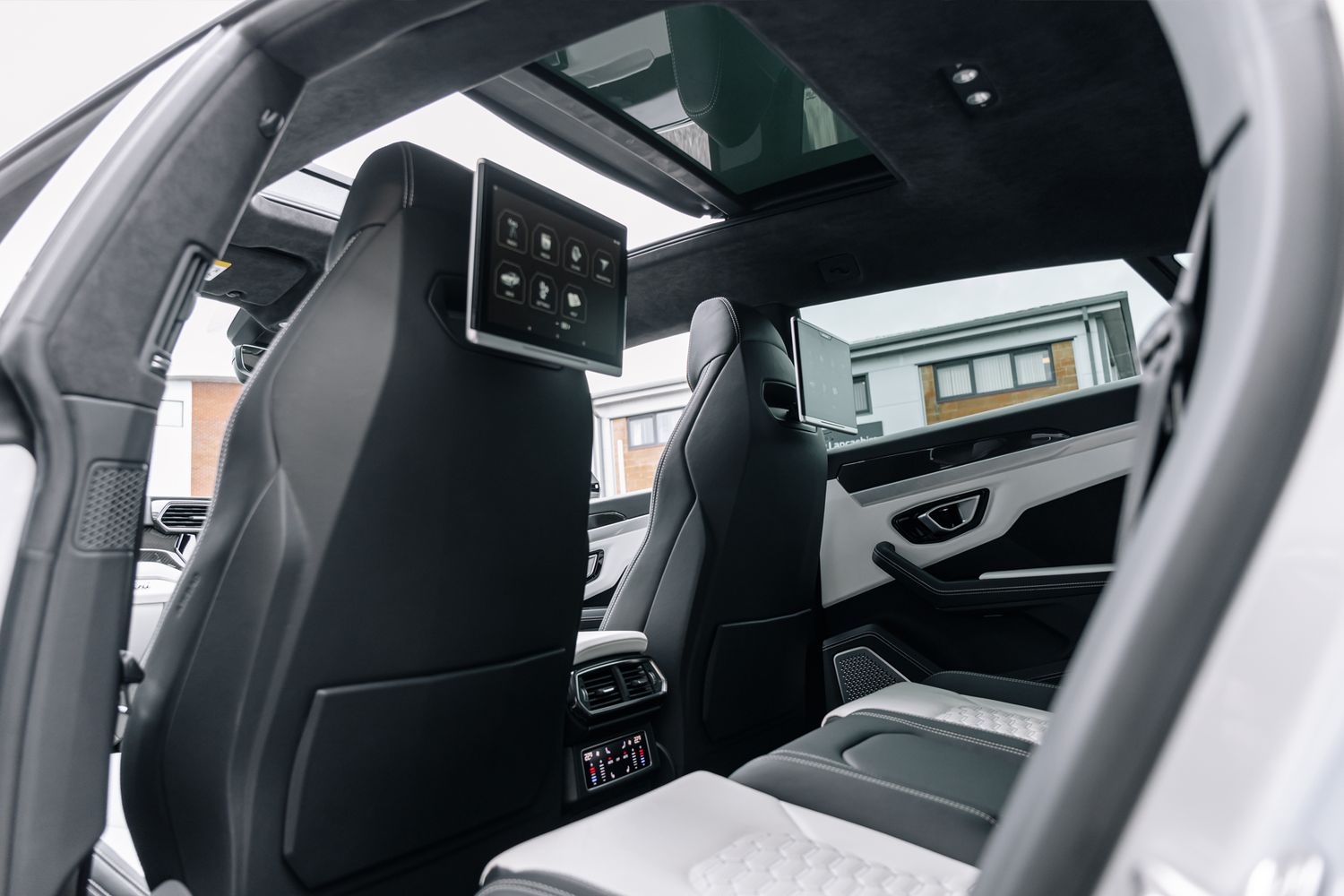 Lamborghini Urus V8